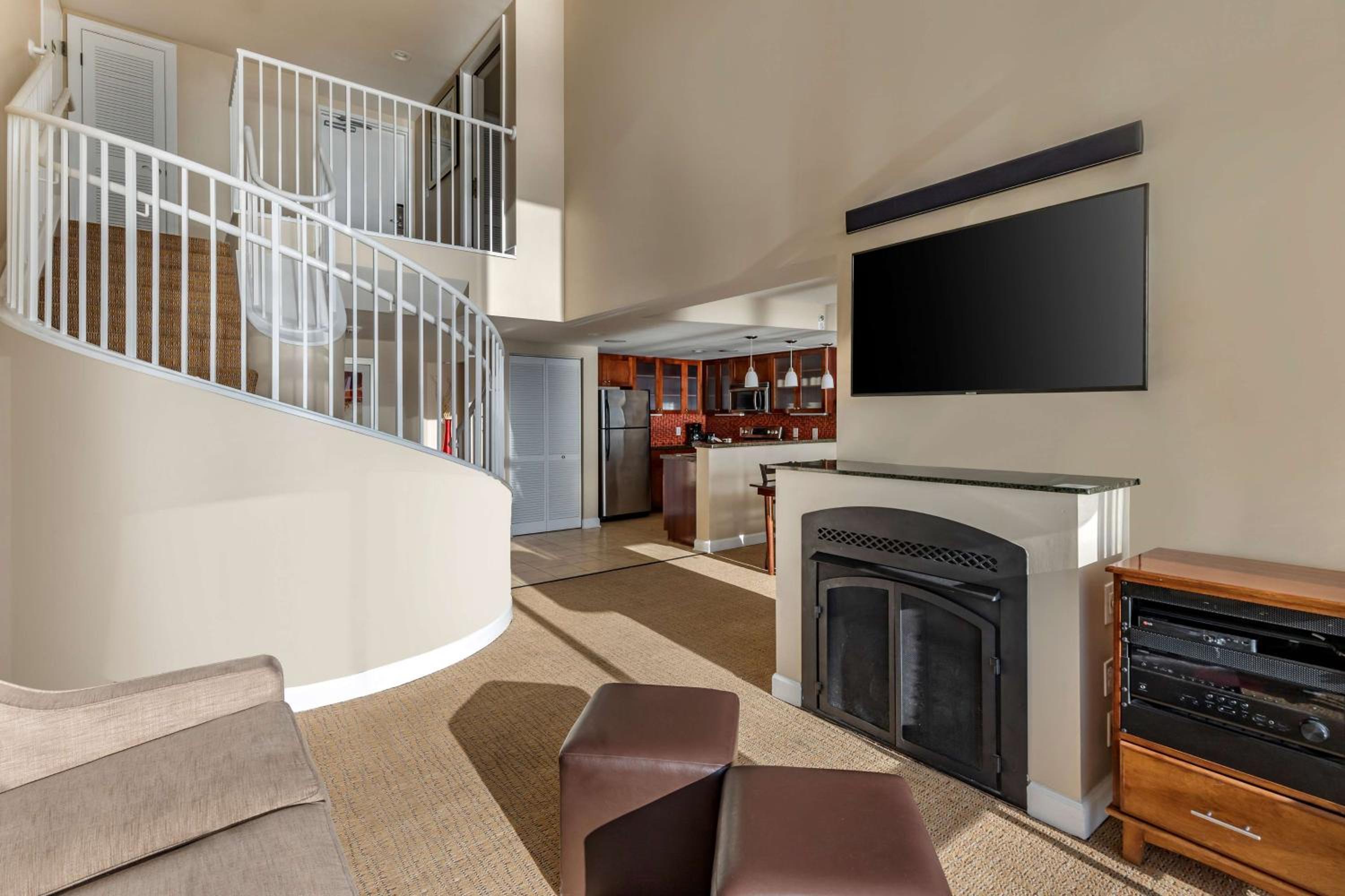 Oceanfront Two-Bedroom Bi-Level King Suite with Sofa Bed - Photo 3
