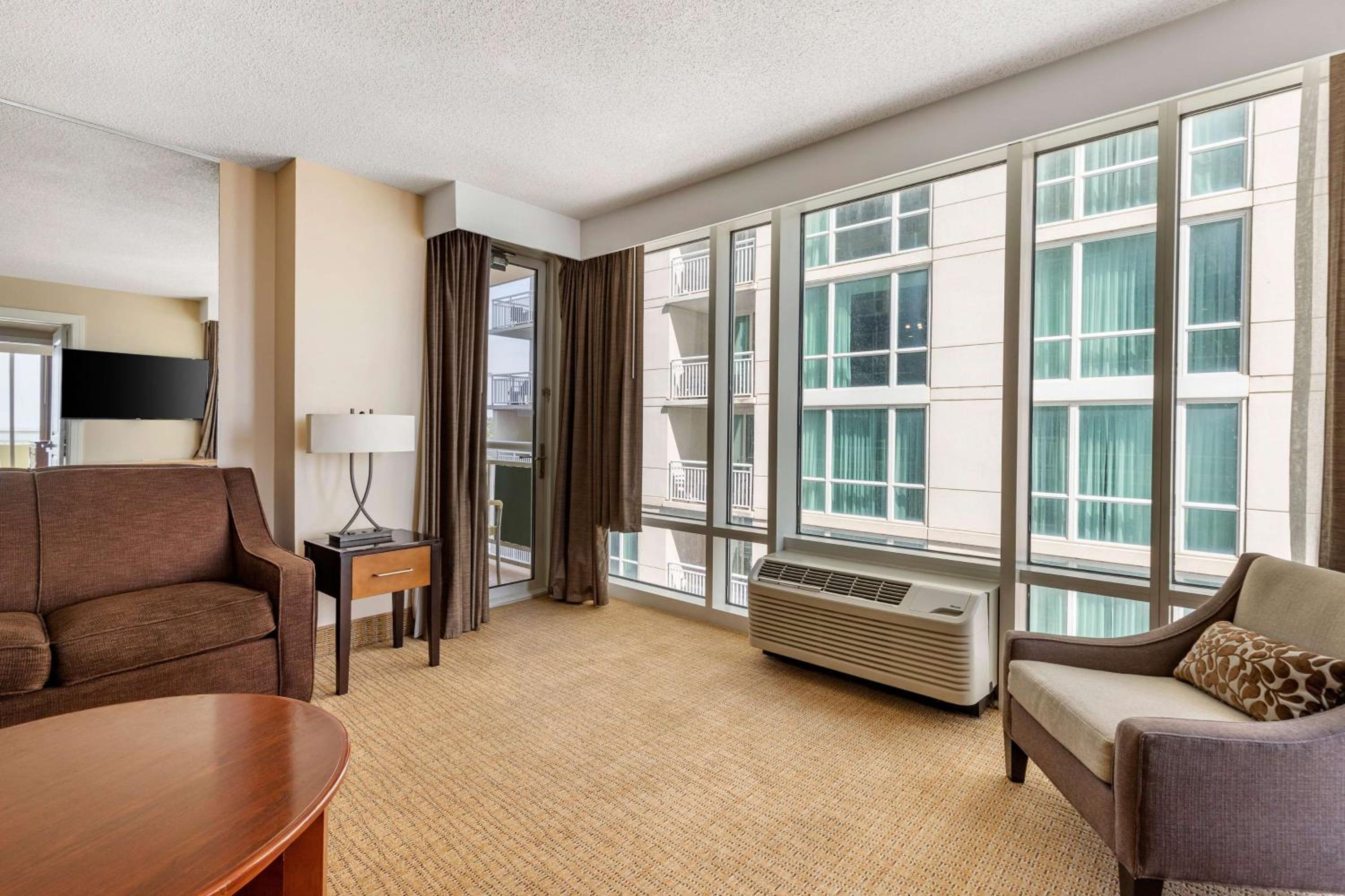 One-Bedroom Queen Suite with City View - Photo 2