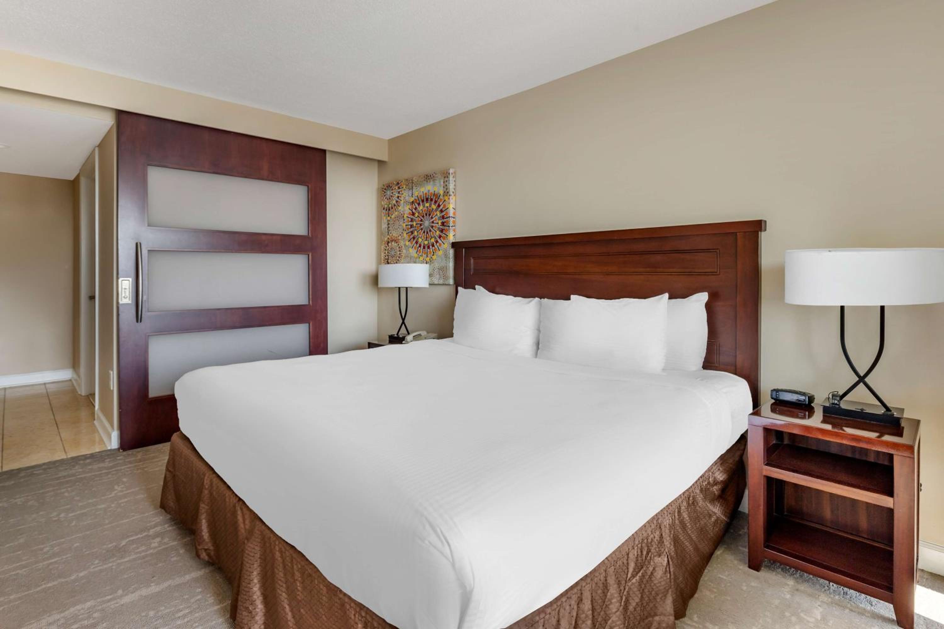 One-Bedroom King Room with Sofabed - Ocean Front - Photo 6