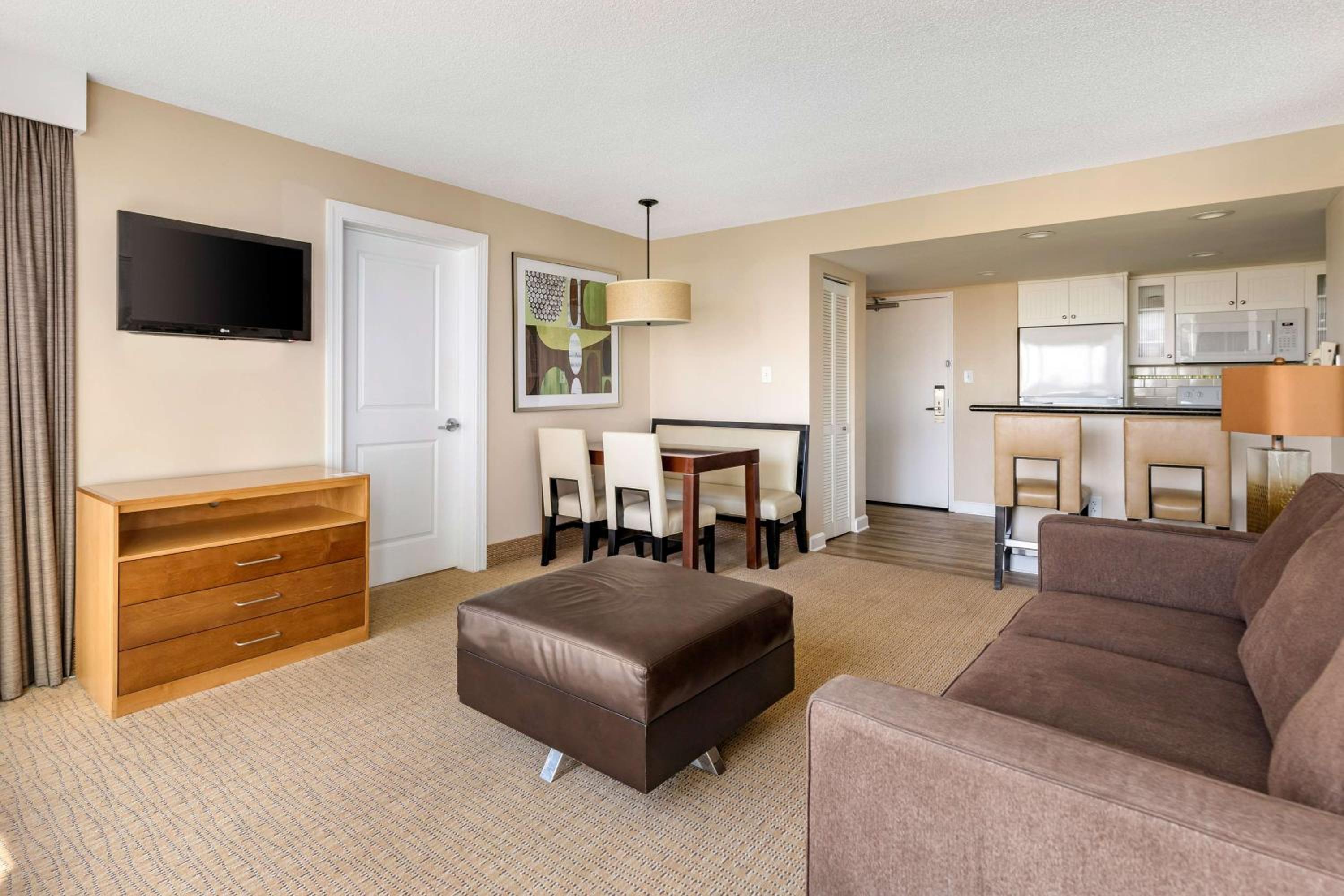 One-Bedroom Ocean View Queen Suite with Sofabed - Photo 5