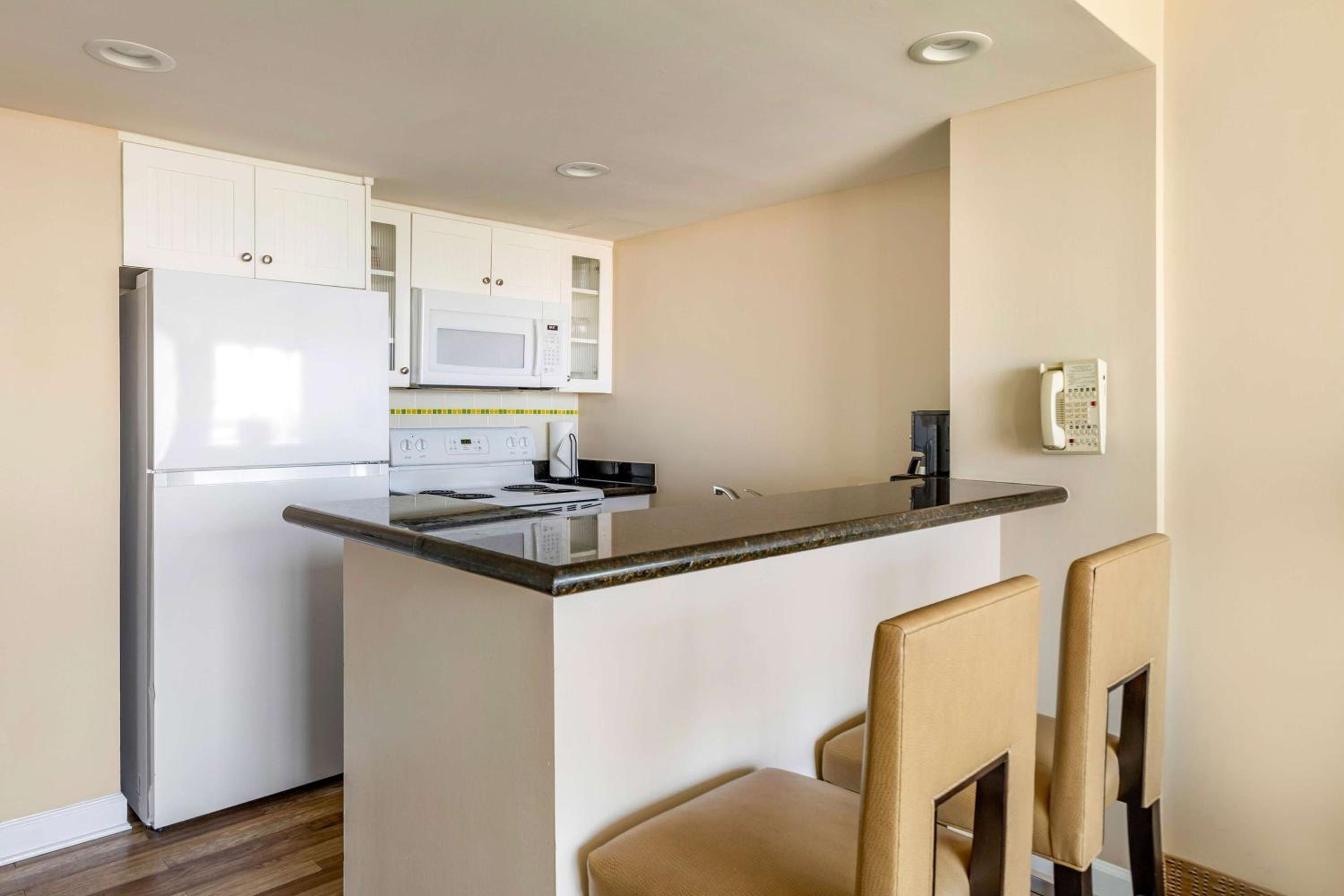 One-Bedroom Ocean View Queen Suite with Sofabed - Photo 4