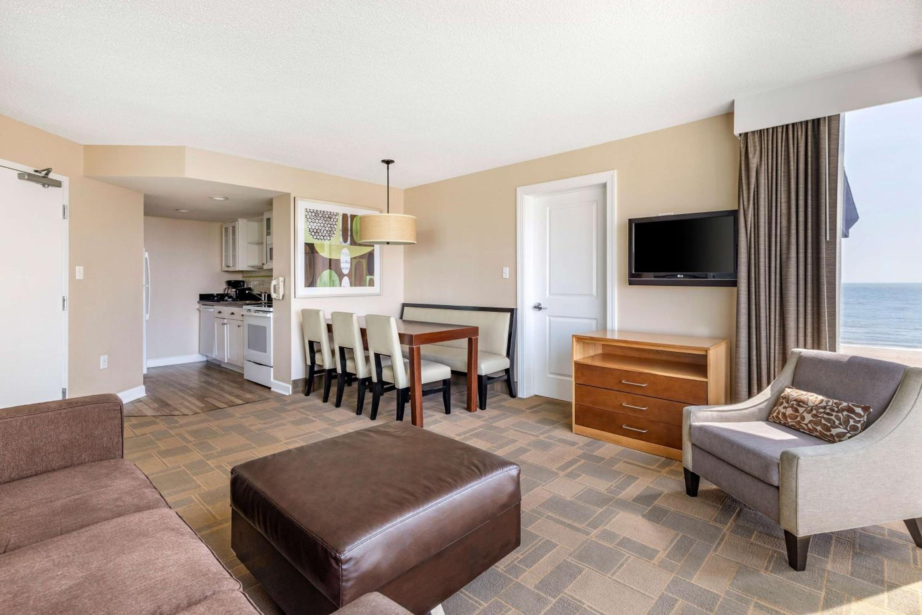 One-Bedroom Suite with Sofa Bed - Ocean Front - Photo 5