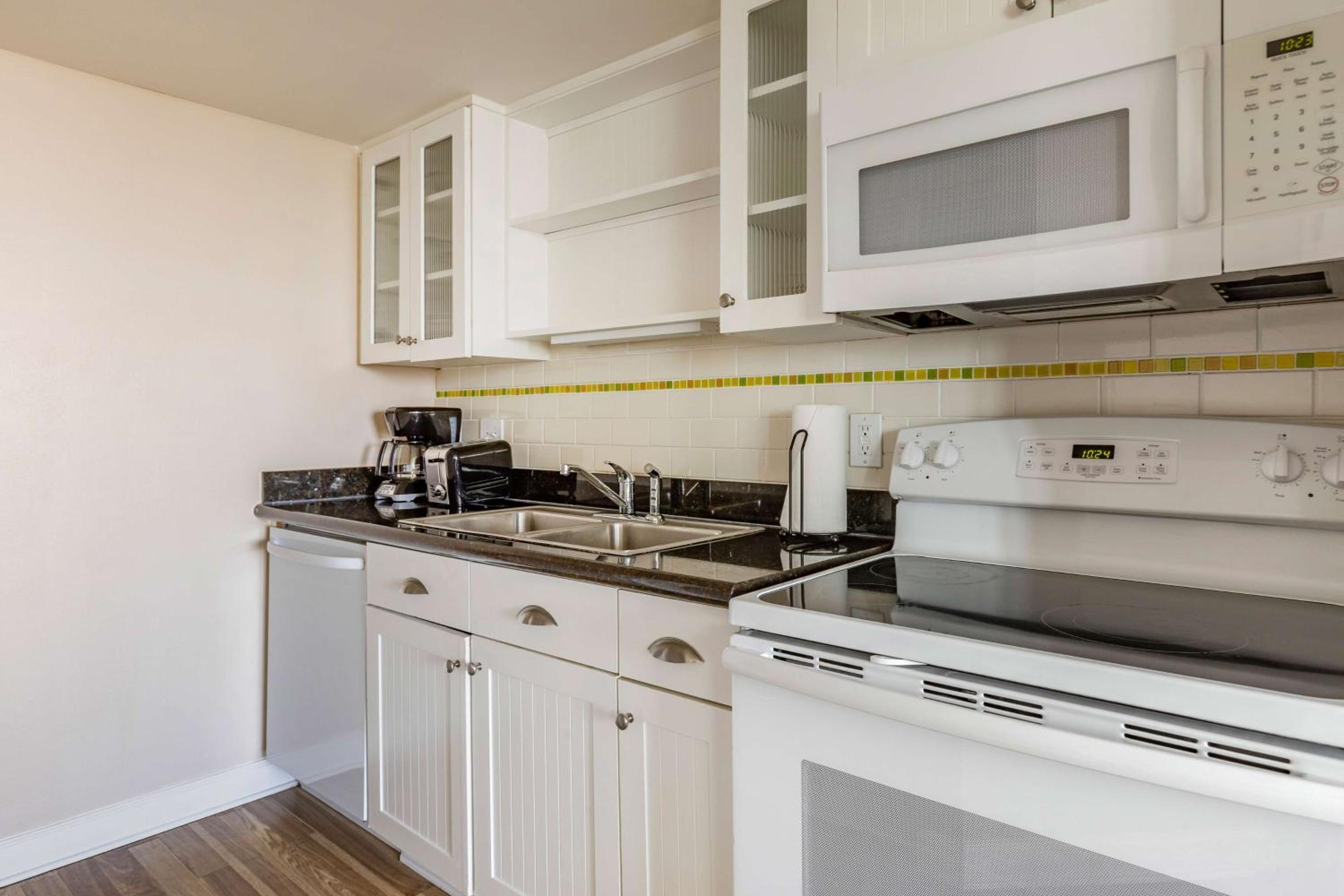 One-Bedroom Suite with Kitchen - Ocean Front - Photo 6