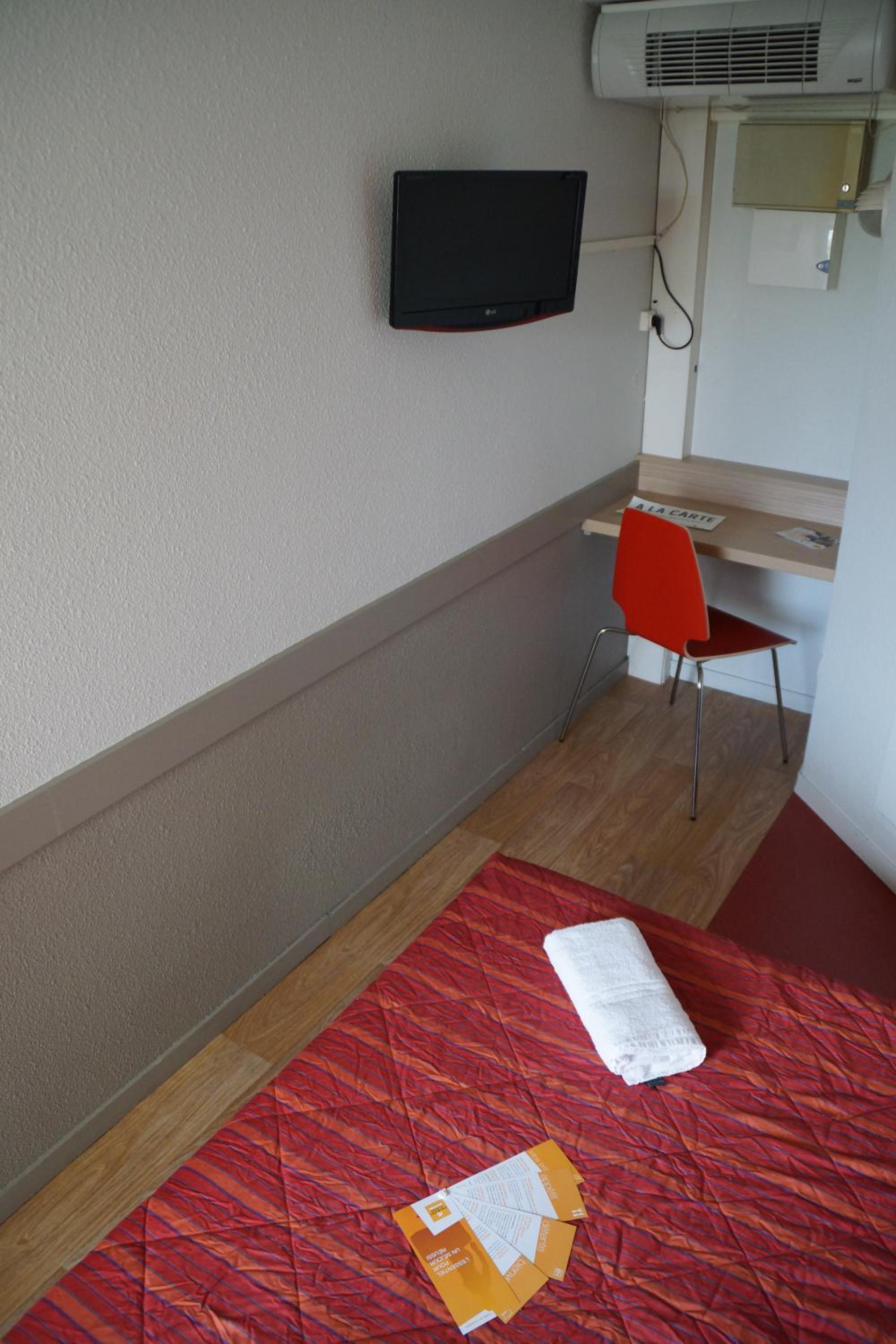 Triple Room (1 Double Bed + 1 Single Bed) - Photo 8