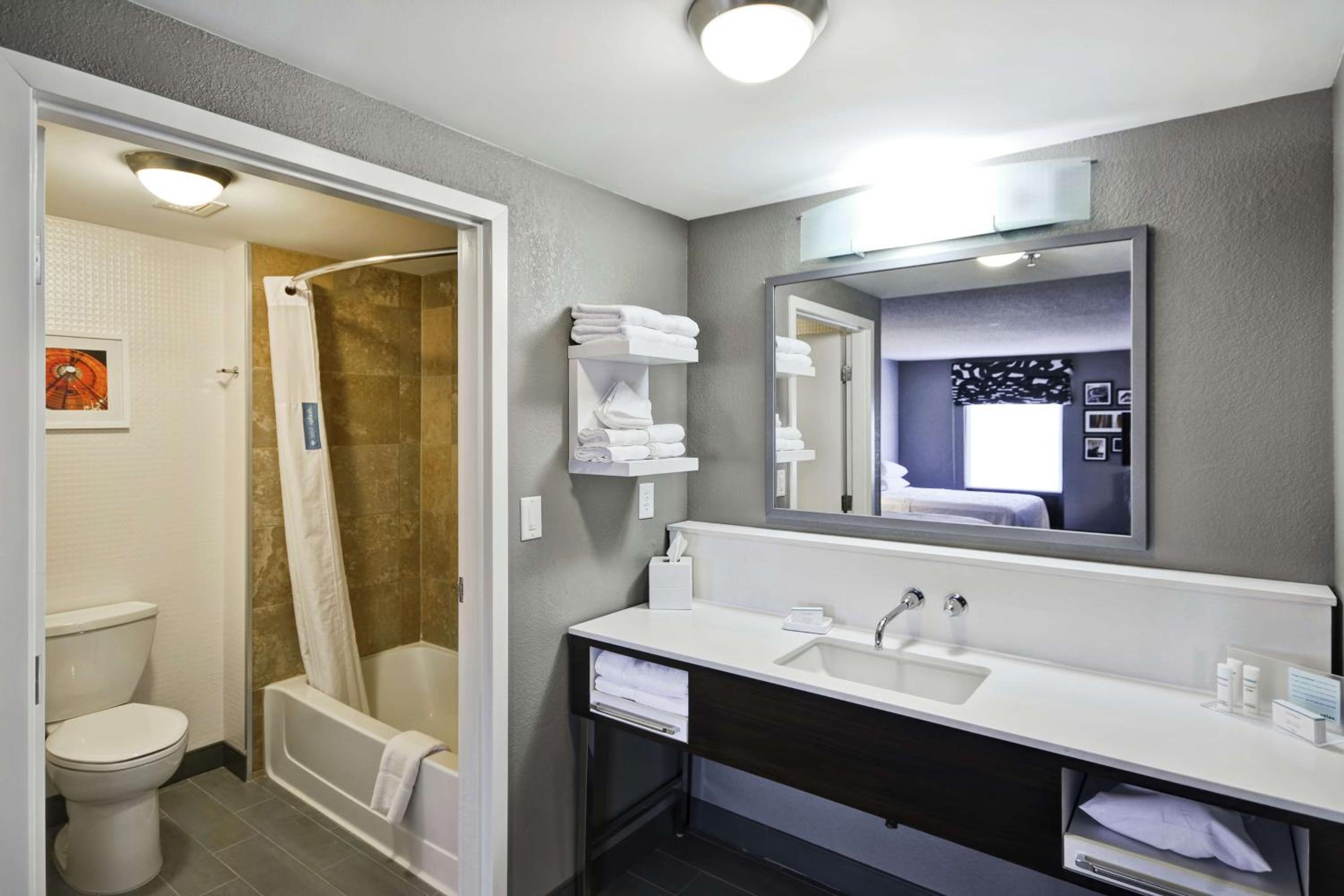 Queen Room with Two Queen Beds - Mobility Access/Non-Smoking - Photo 4