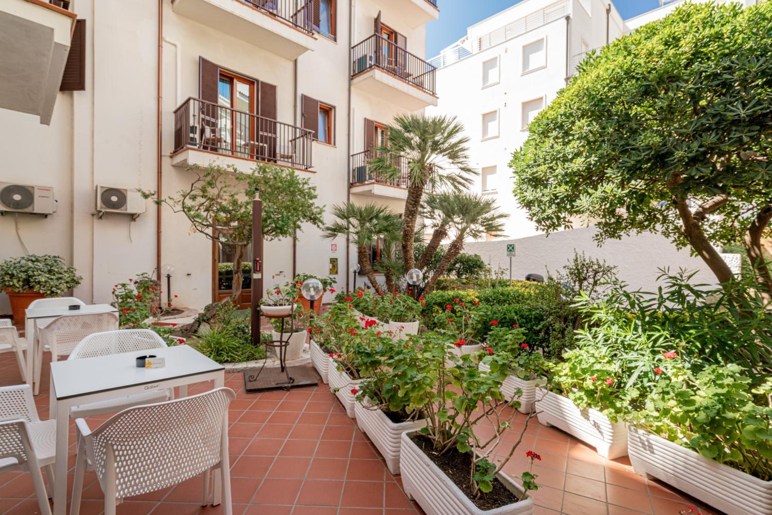 Standard Double or Twin Room with Garden View - Photo 4