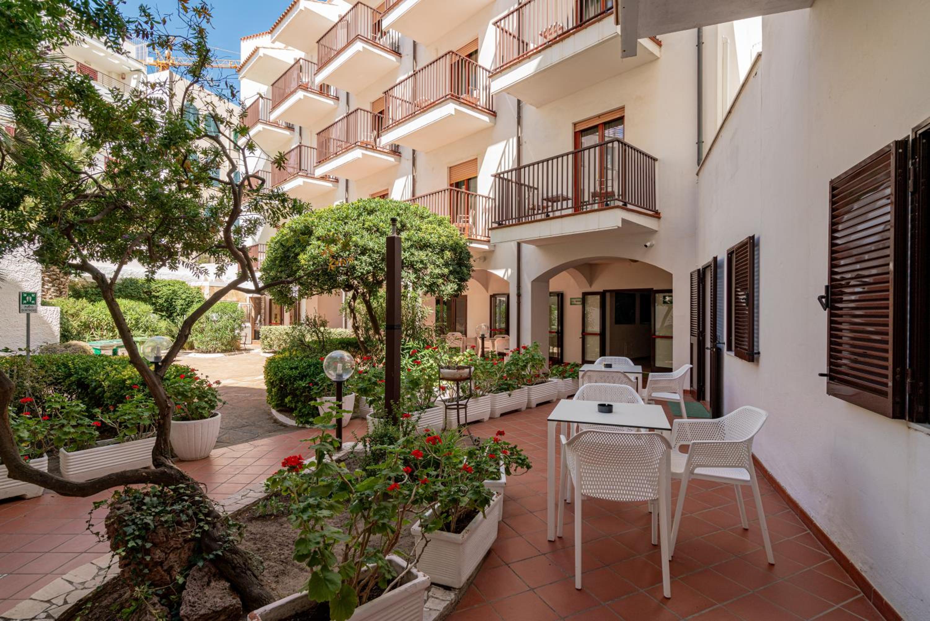 Superior Double or Twin Room with Garden View - Photo 22