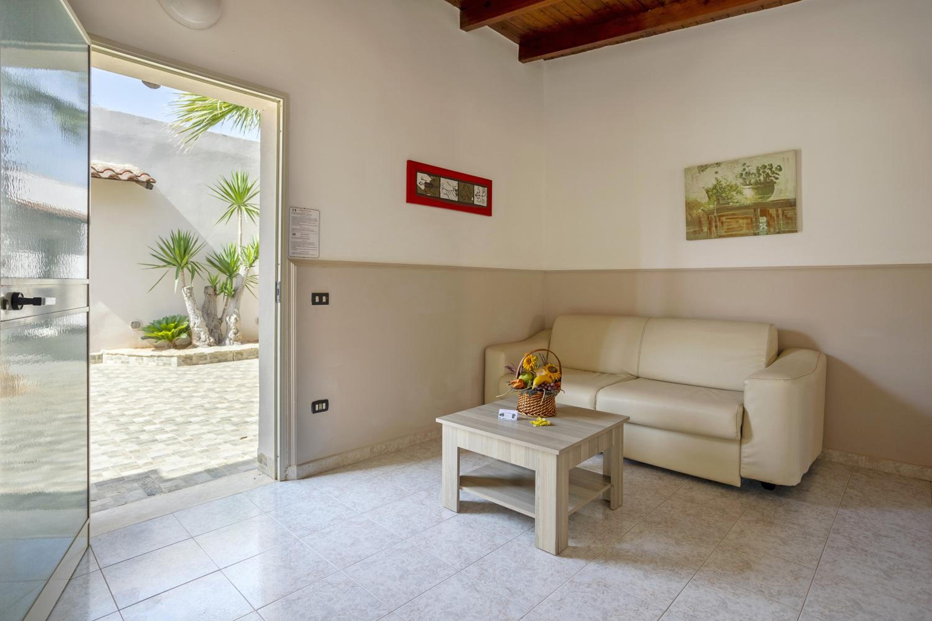 Two-Bedroom Deluxe Apartment with Garden View photo 3
