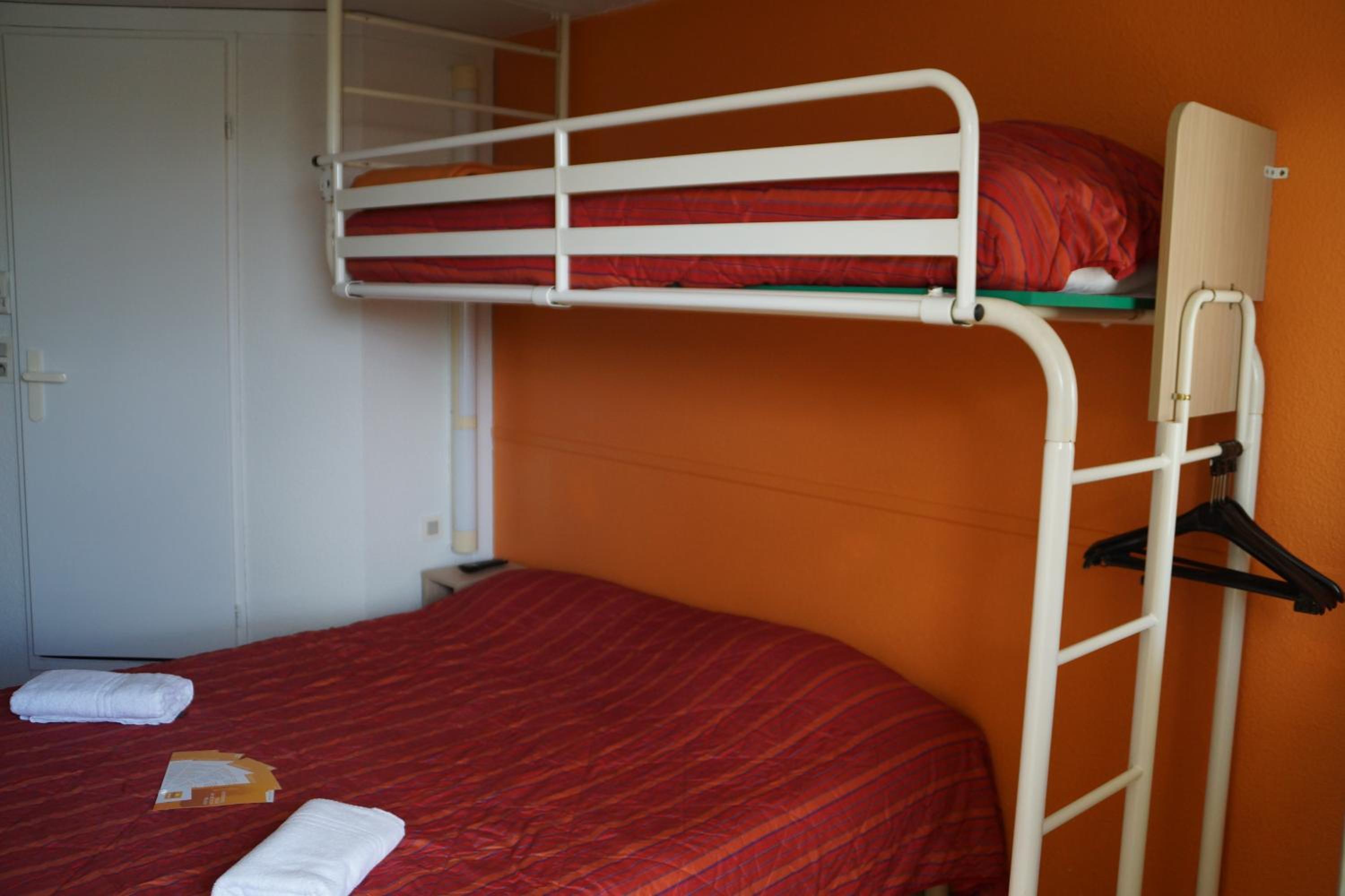 Triple Room (1 Double Bed + 1 Single Bed) - Photo 5
