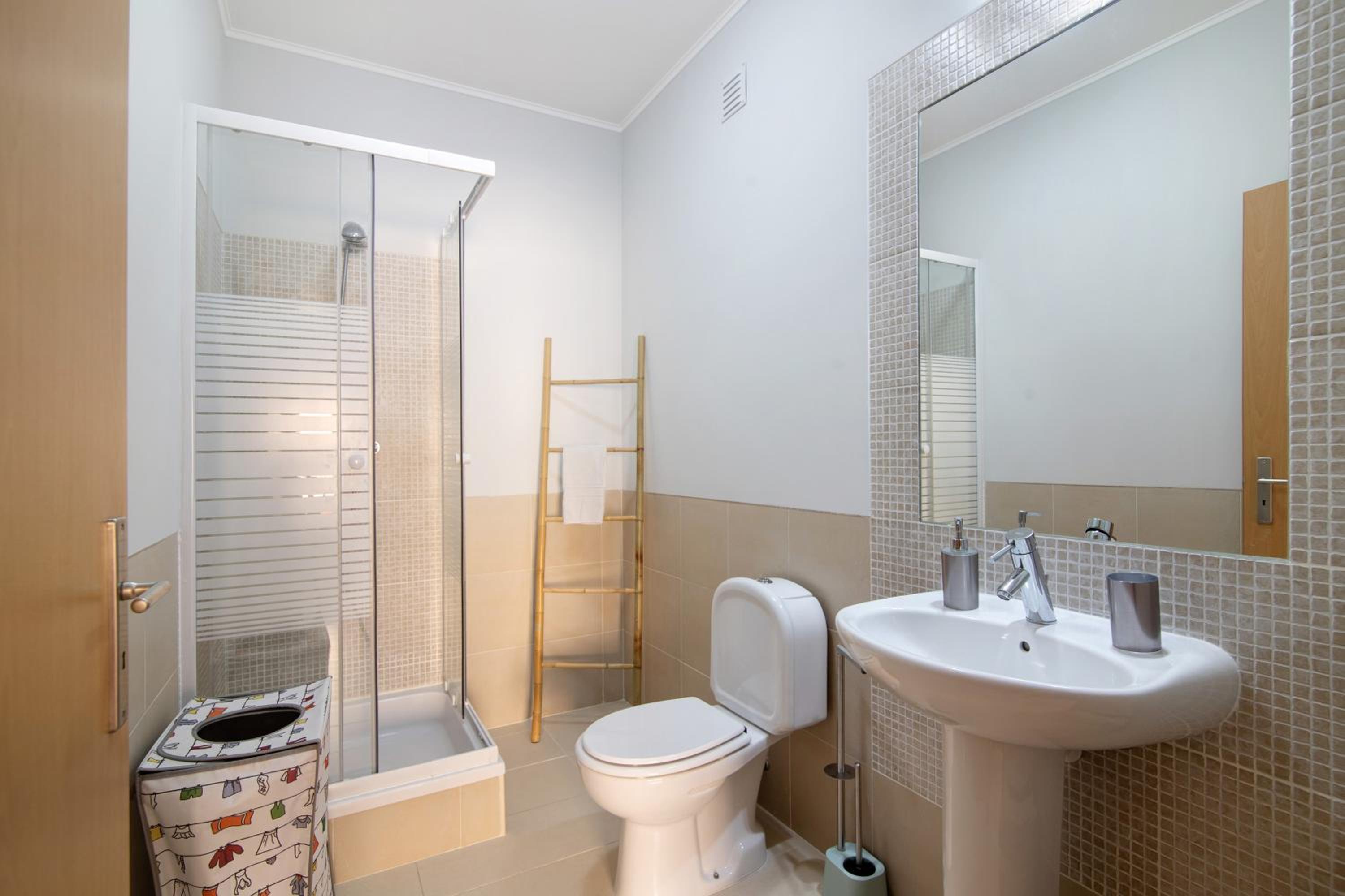 Two-Bedroom Deluxe Apartment with Balcony photo 3