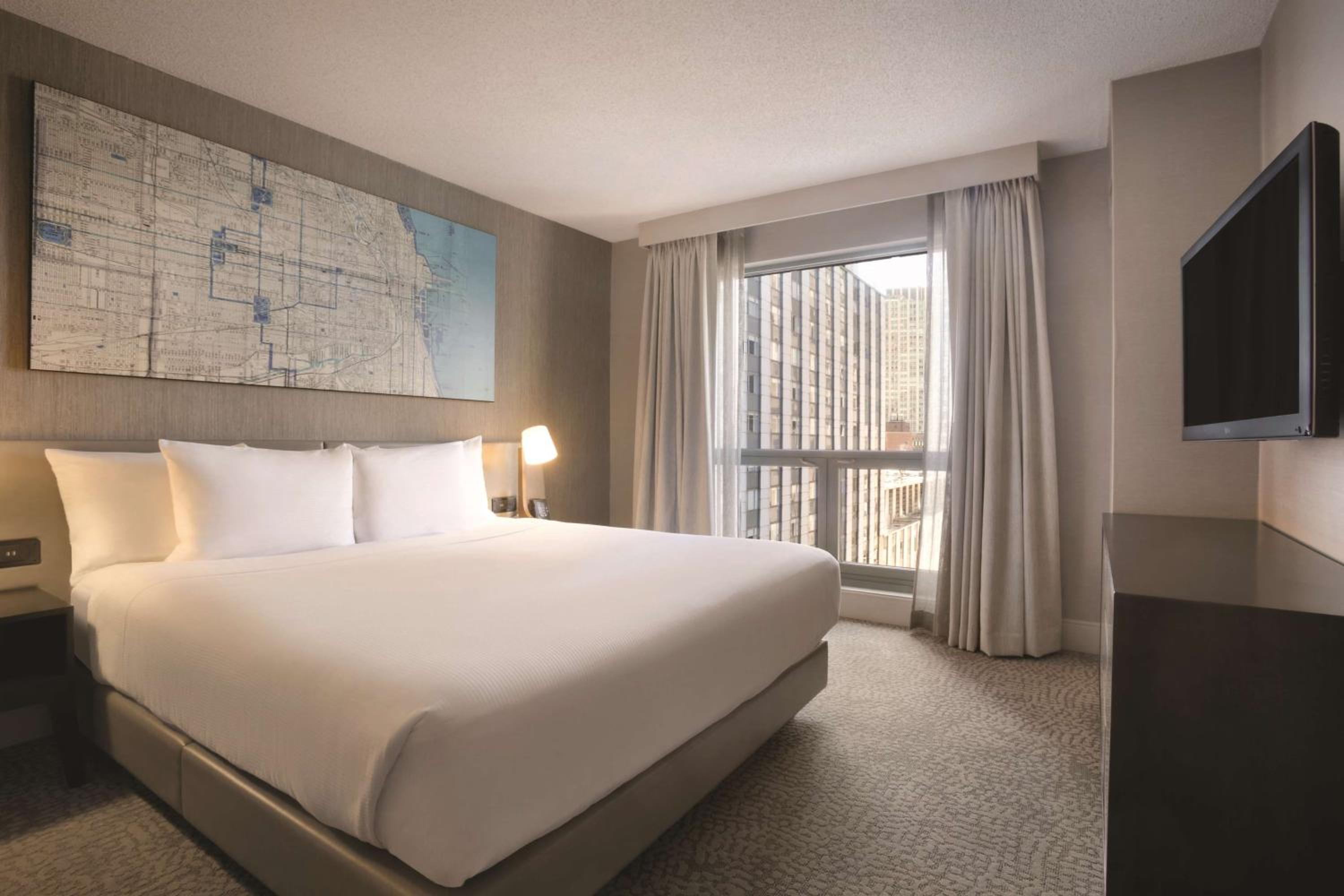 One-Bedroom King Suite with Roll-In Shower - Mobility Access - Photo 2