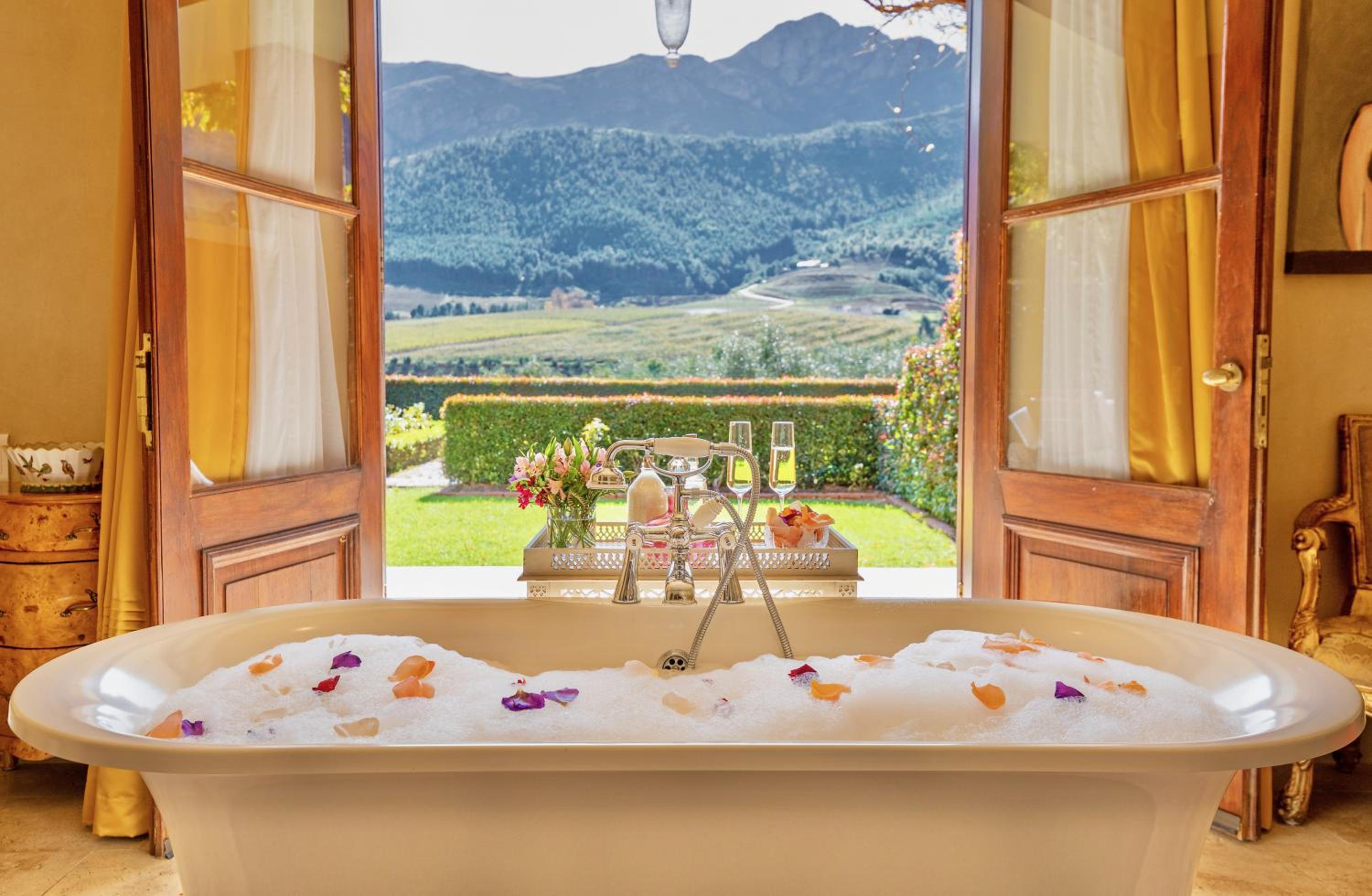 Luxury Suite - Photo 7