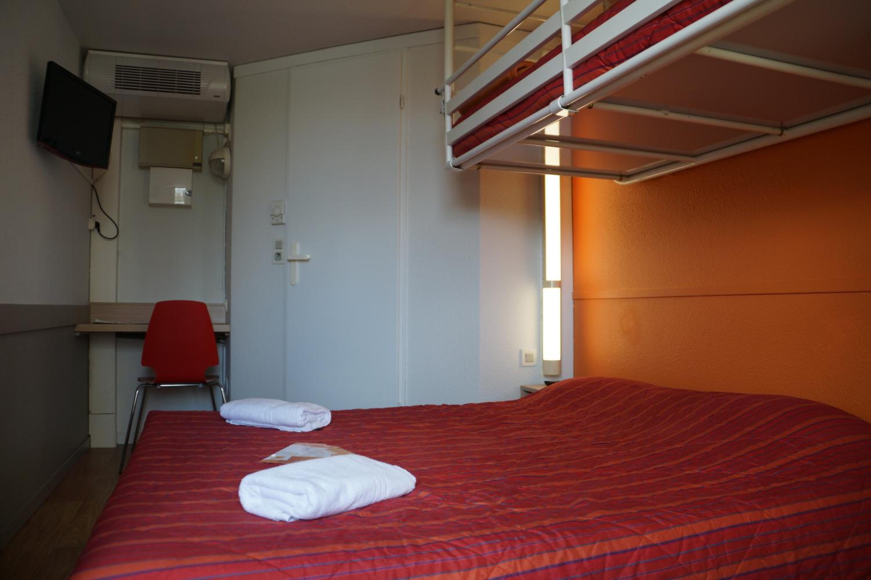 Triple Room (1 Double Bed + 1 Single Bed) - Photo 7