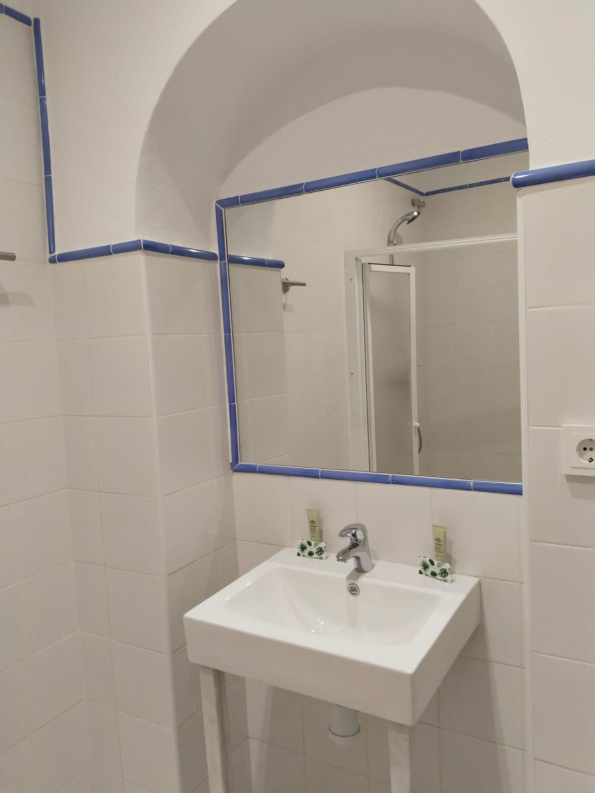Deluxe Double Room with Shower - Photo 4