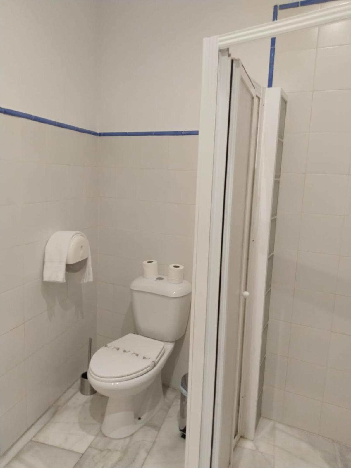 Deluxe Double Room with Shower - Photo 3