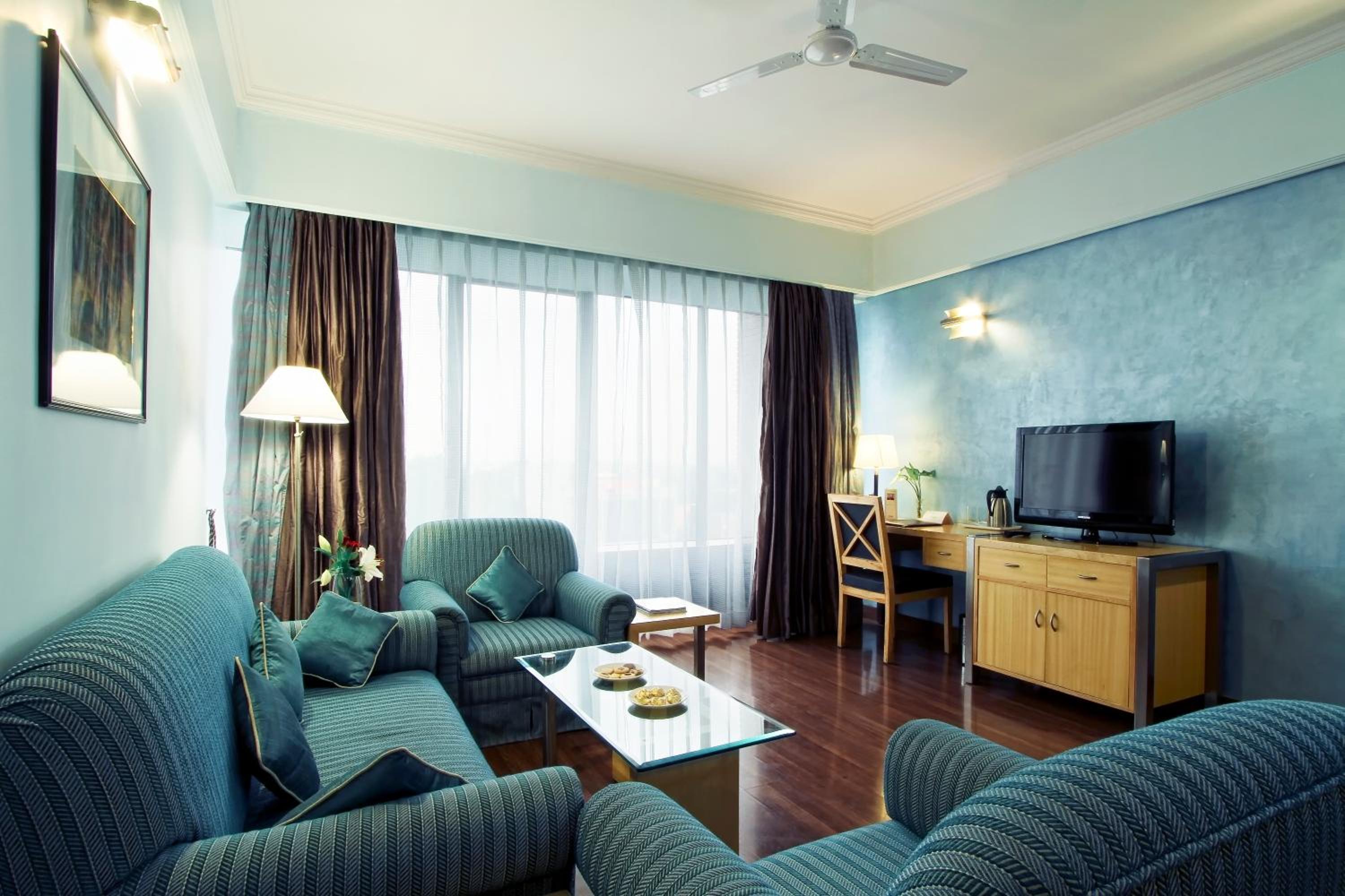Suite with round trip airport transfers