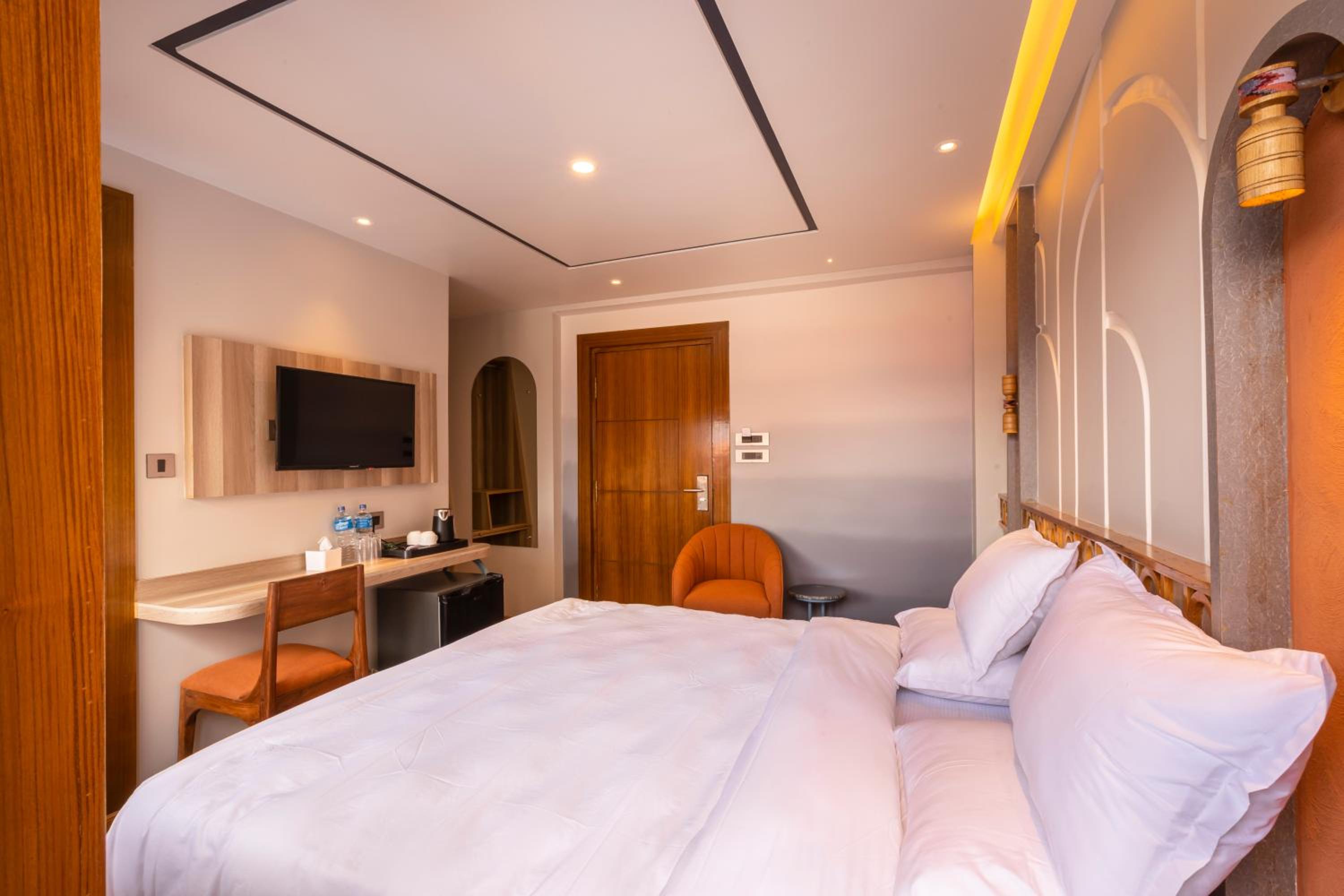 Deluxe Double Room - Photo 11