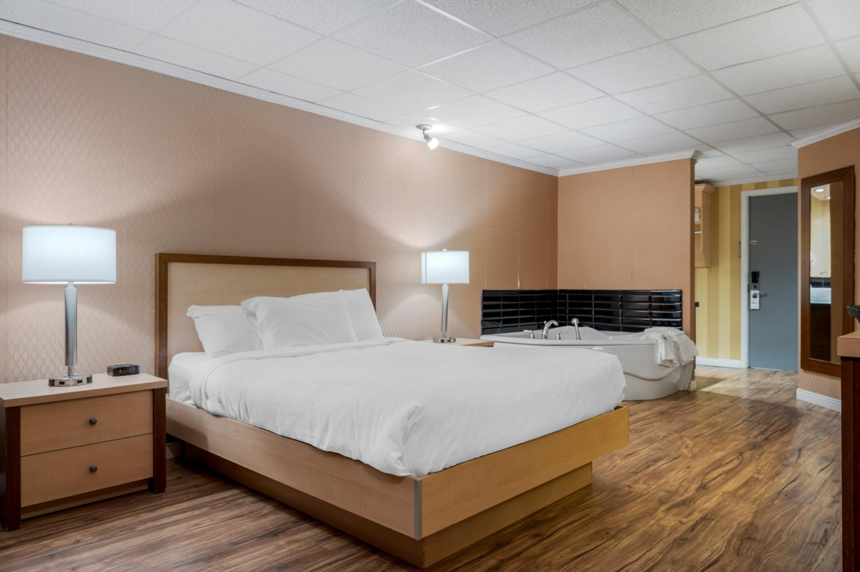 Queen Suite - Ground Floor/Non-Smoking - Photo 2