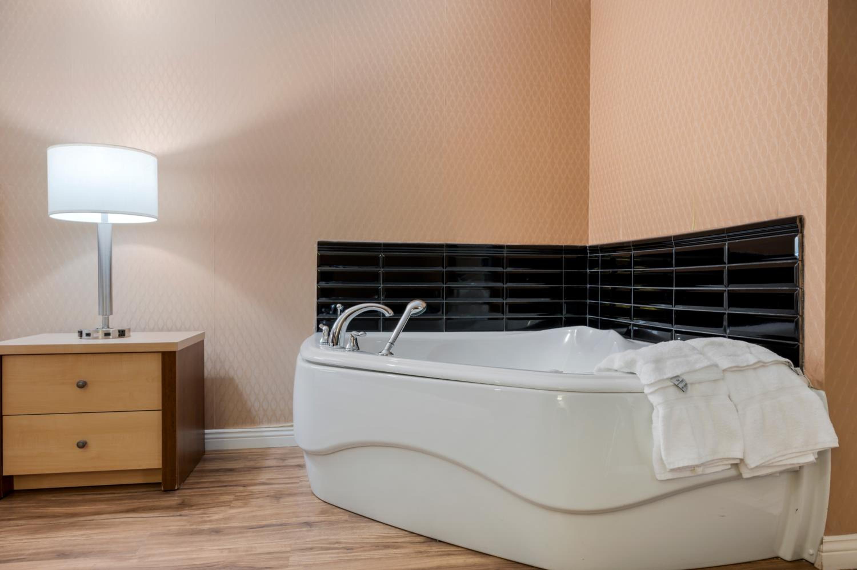 Queen Suite - Ground Floor/Non-Smoking - Photo 3