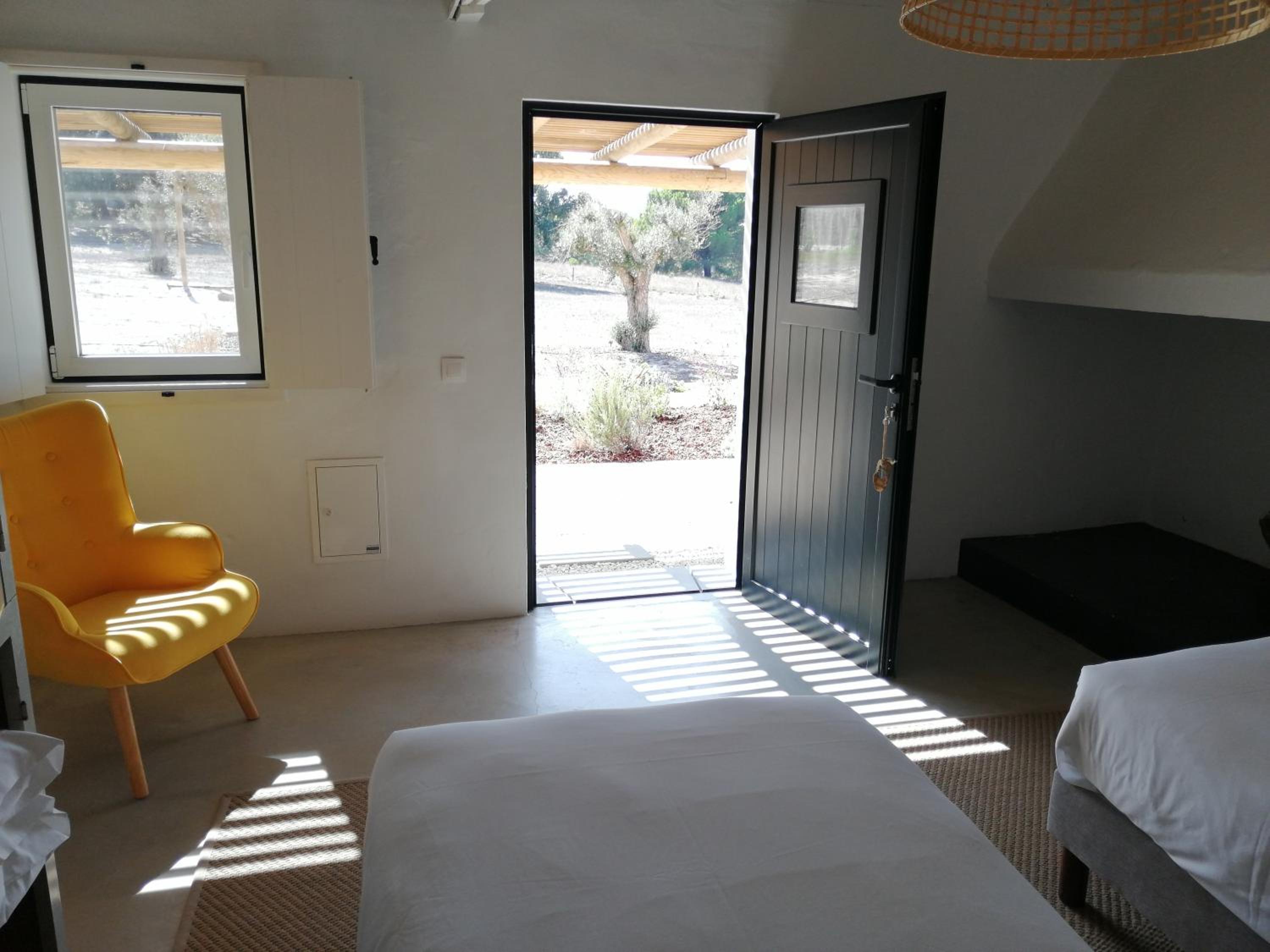 Double or Twin Room with Private Bathroom - Photo 4