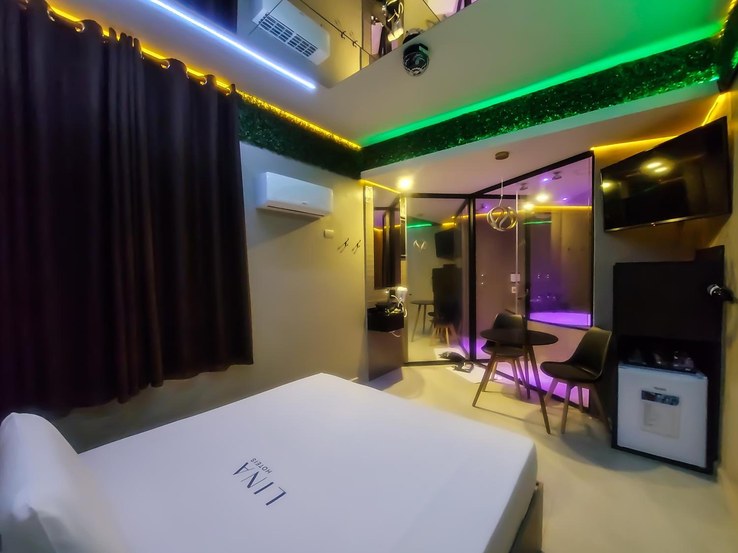 Queen Suite with Spa Bath - Photo 12