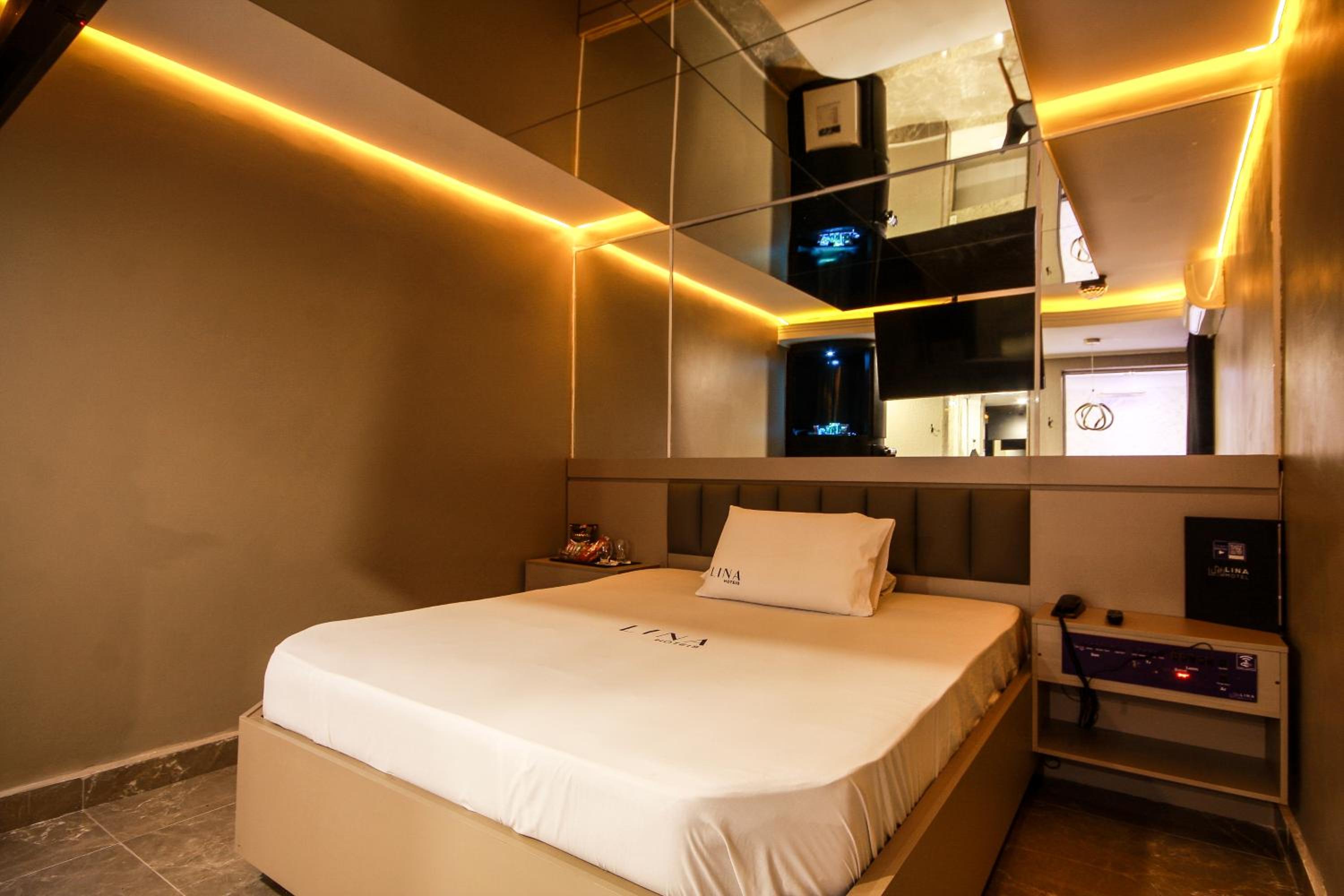 Queen Suite with Spa Bath - Photo 11