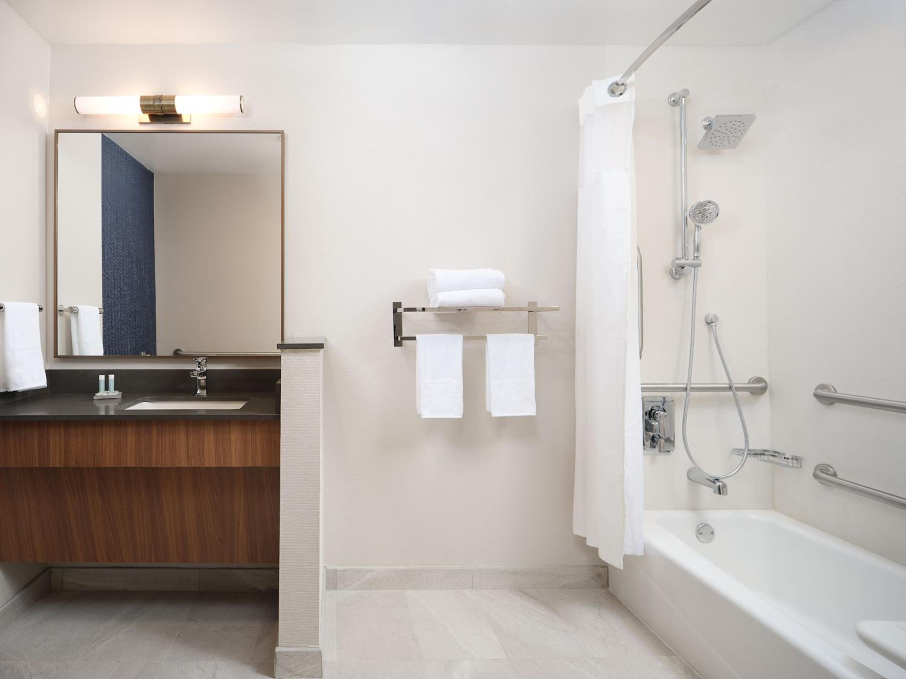 King Room with Adapted Tub - Mobility Accessible - Photo 4