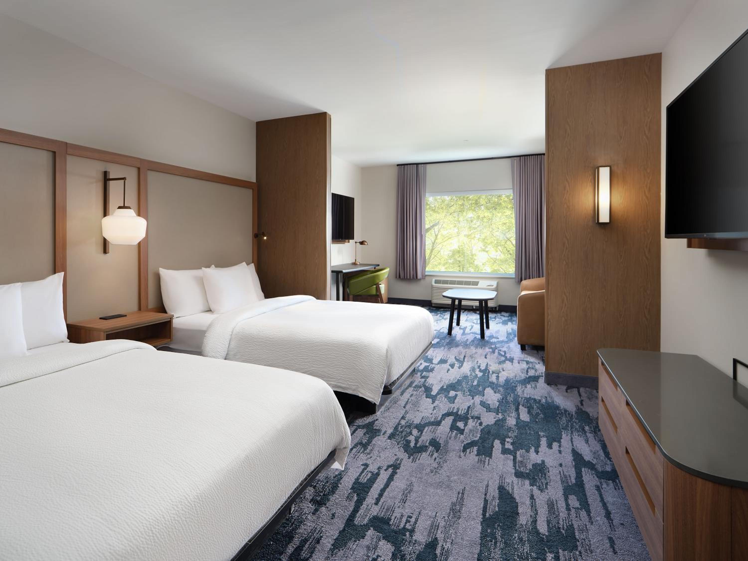 Queen Room with Two Queen Beds and Adapted Tub - Mobility Accessible - Photo 4