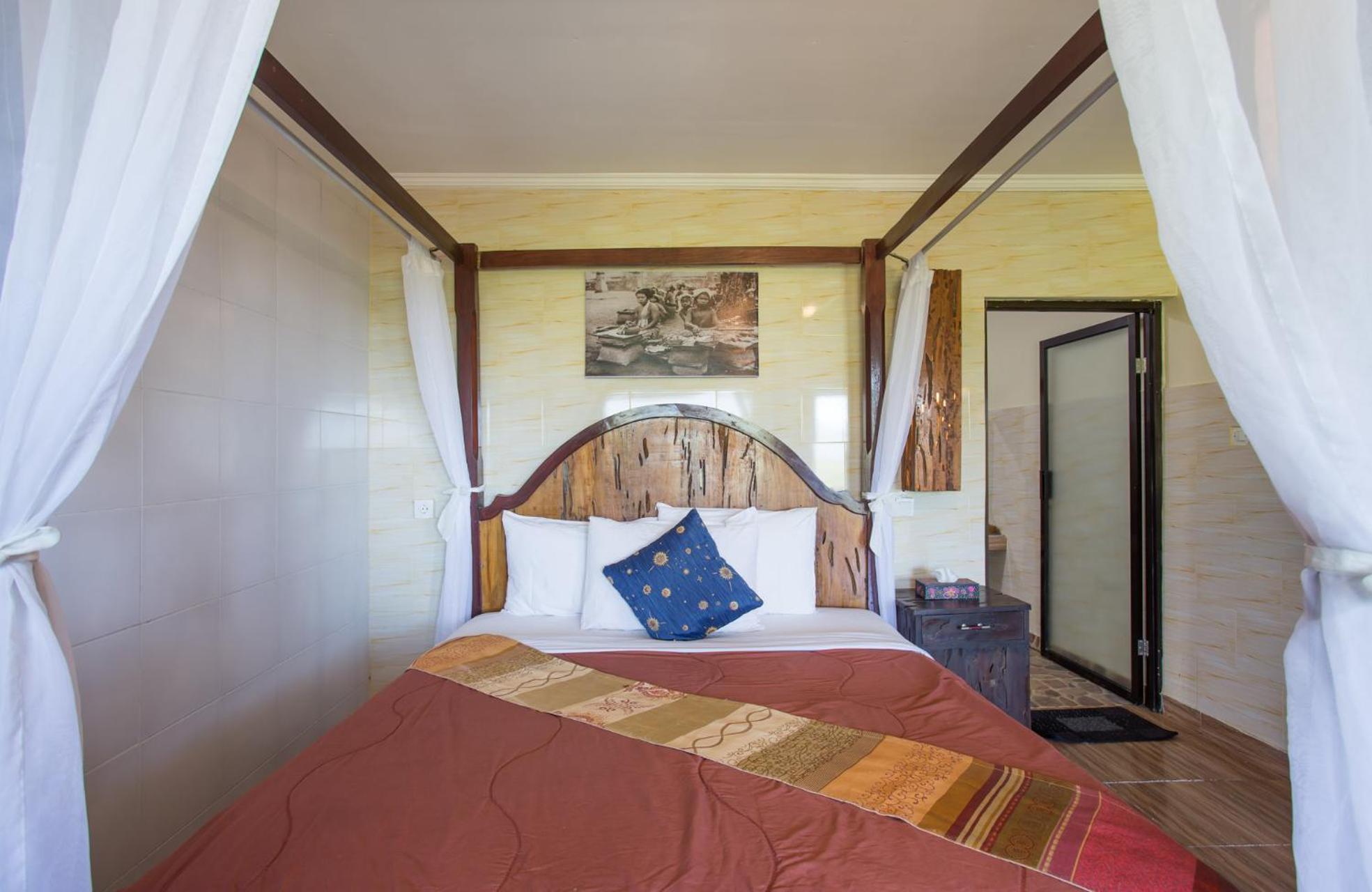 Deluxe Double Room with Balcony - Photo 8