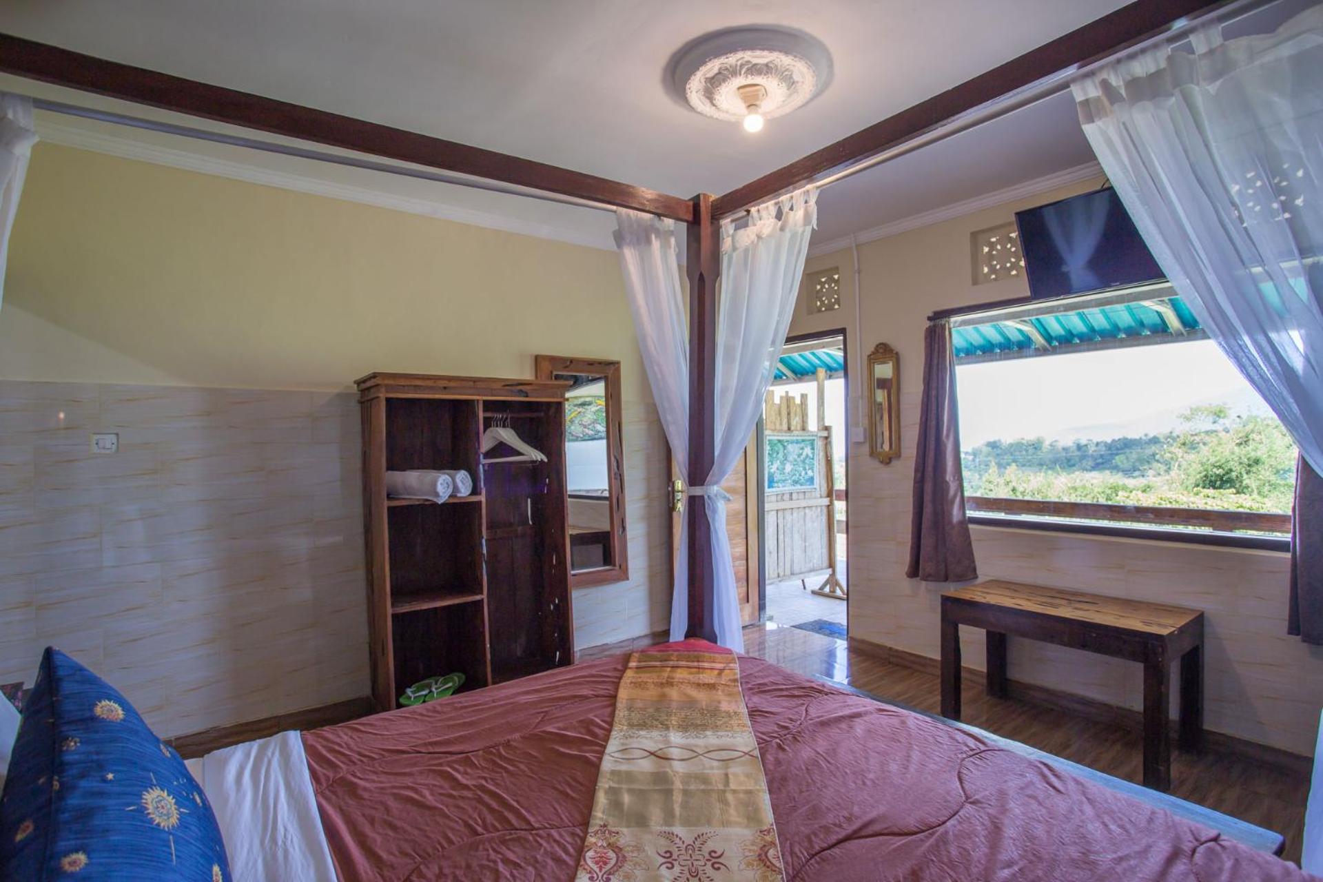 Deluxe Double Room with Balcony - Photo 17