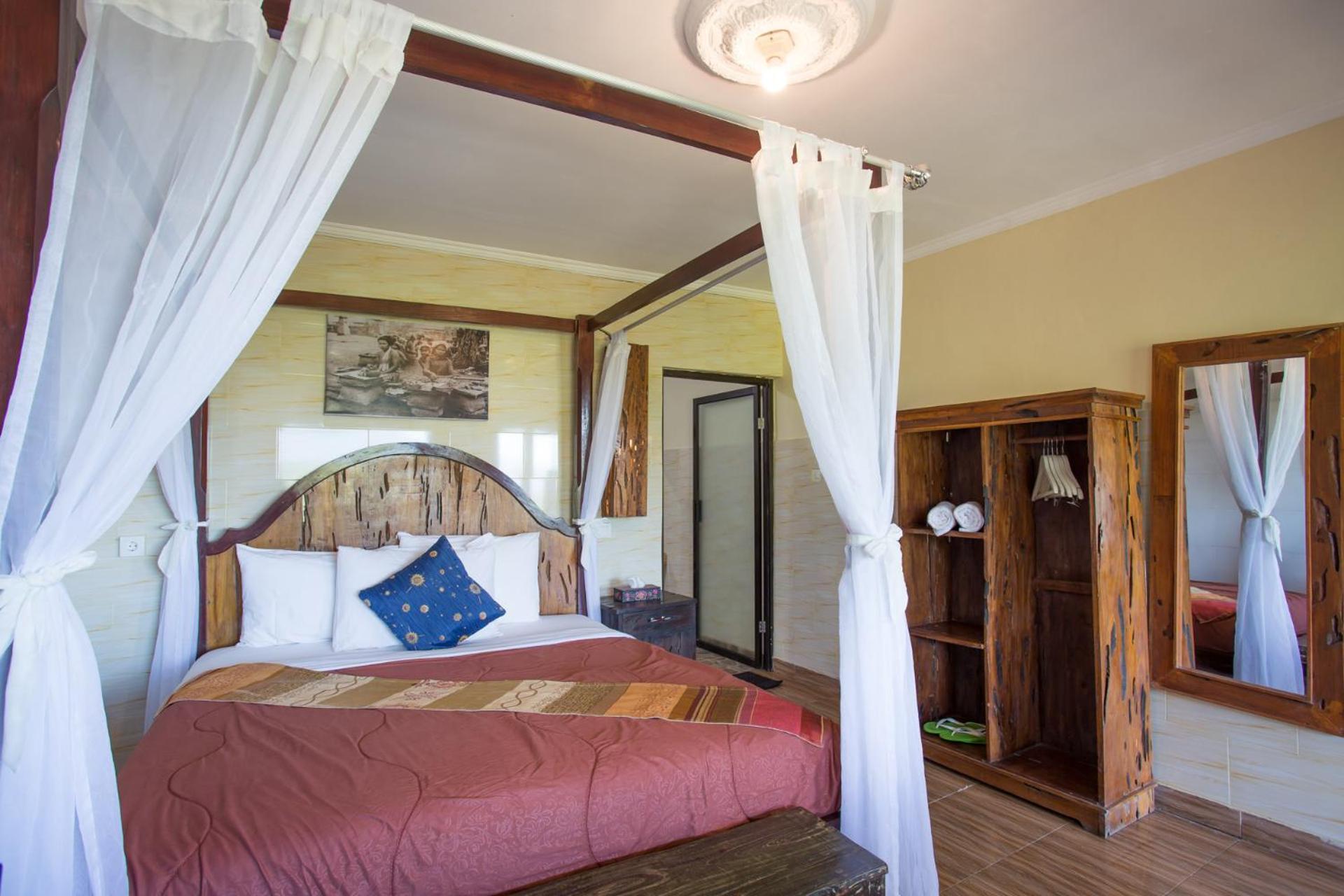 Deluxe Double Room with Balcony - Photo 12