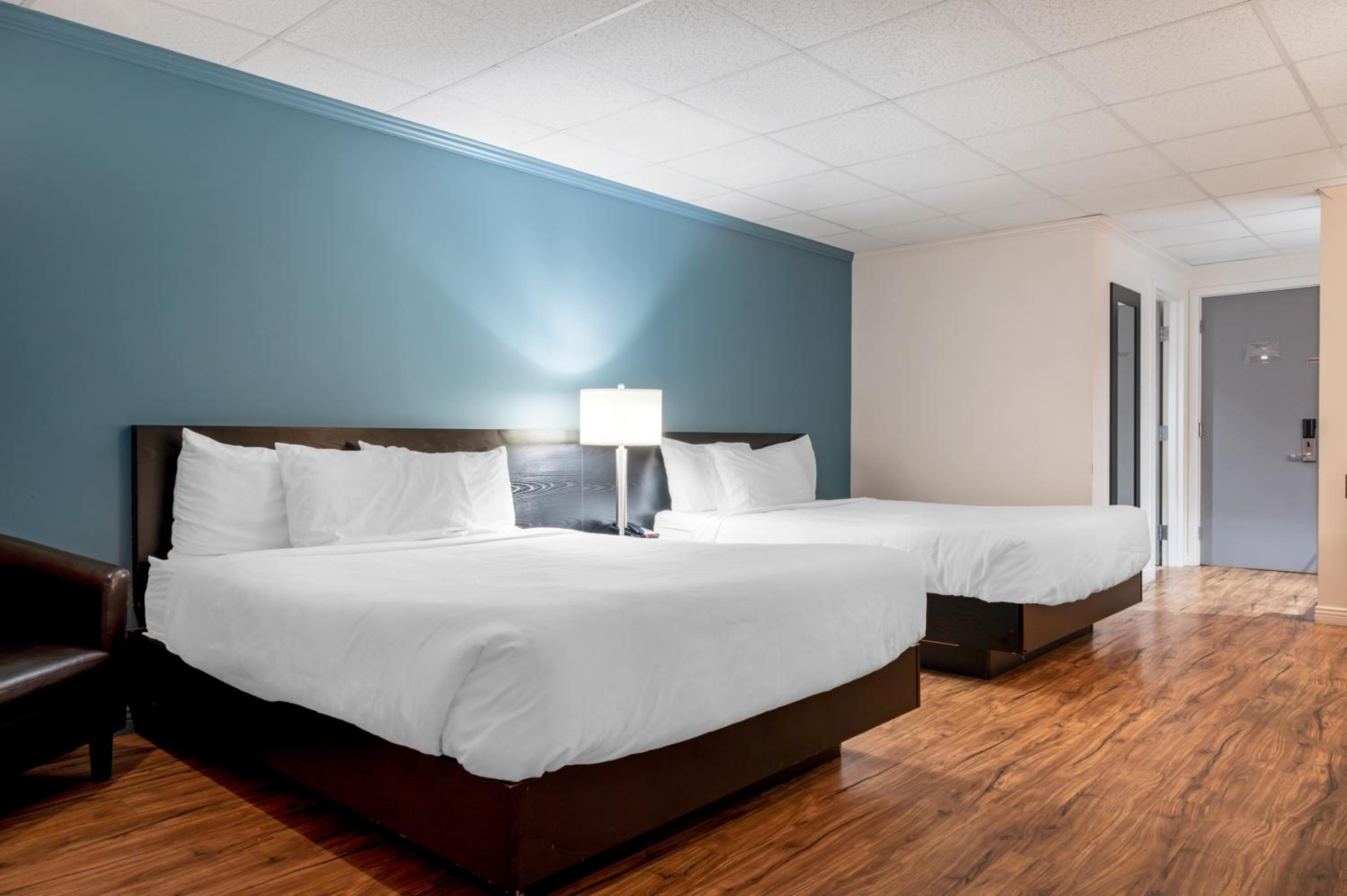 Queen Room with Two Queen Beds - Non-Smoking - Photo 2