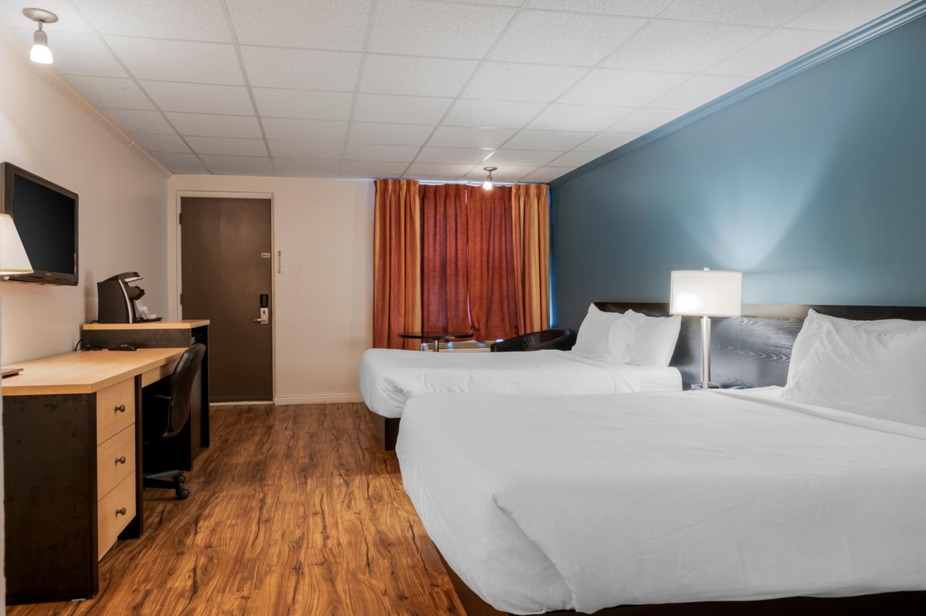 Queen Room with Two Queen Beds - Non-Smoking - Photo 4