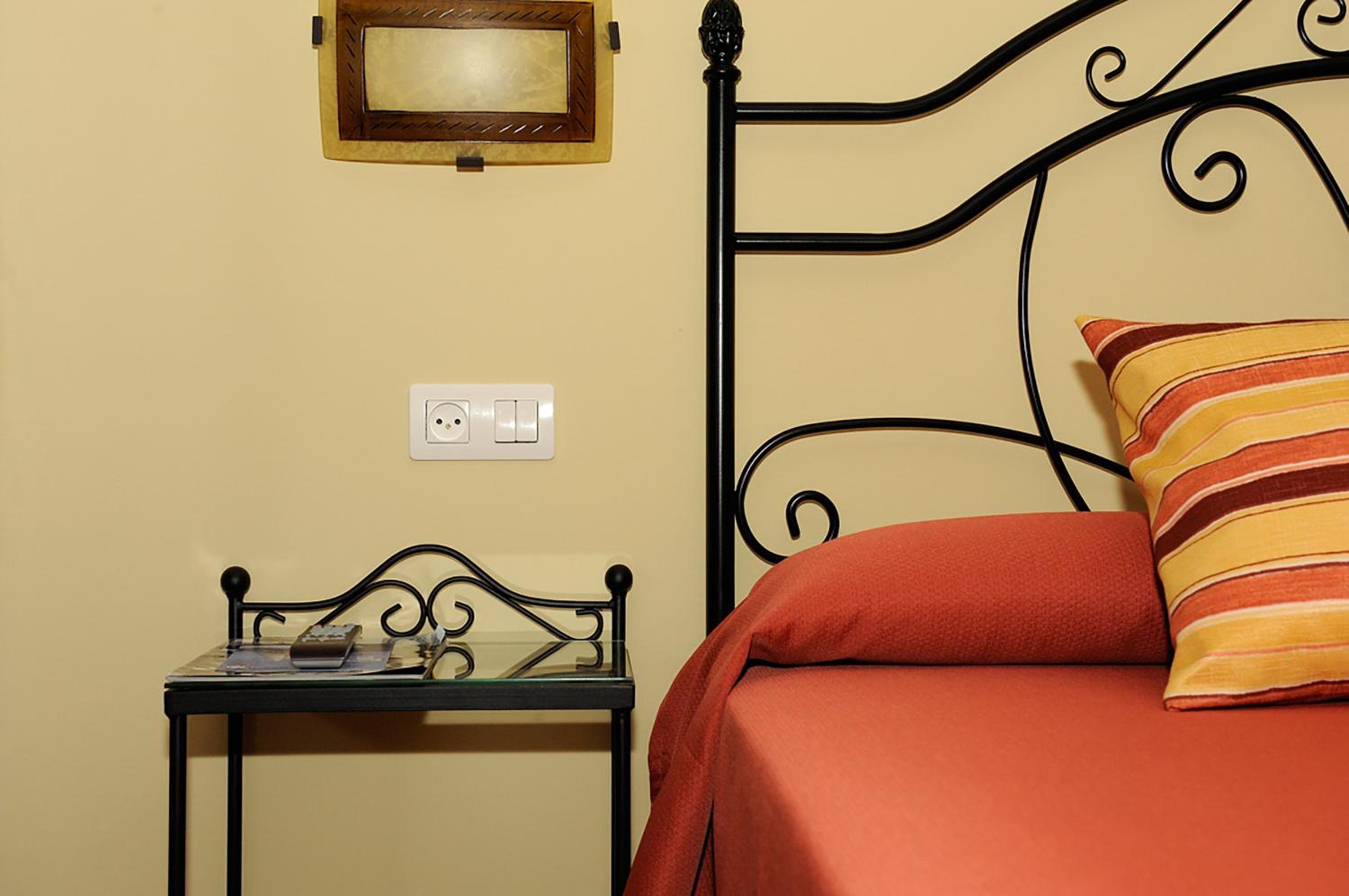 Double Room with Balcony - Photo 10