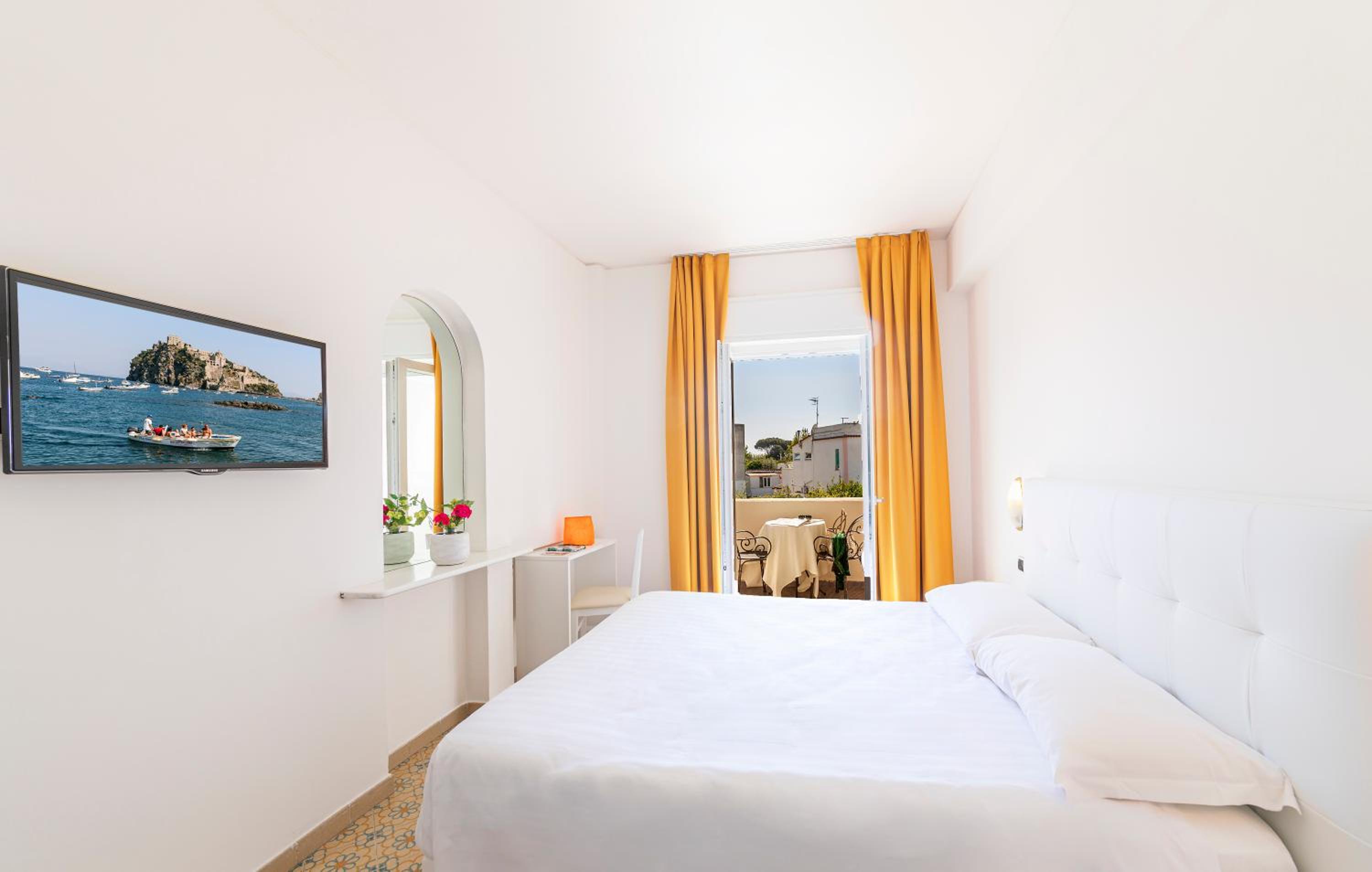Double Room with Balcony - Photo 2