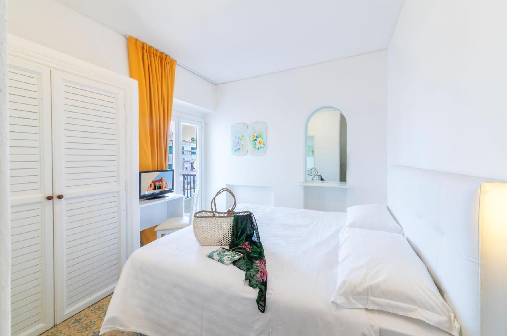 Double Room with Balcony - Photo 1