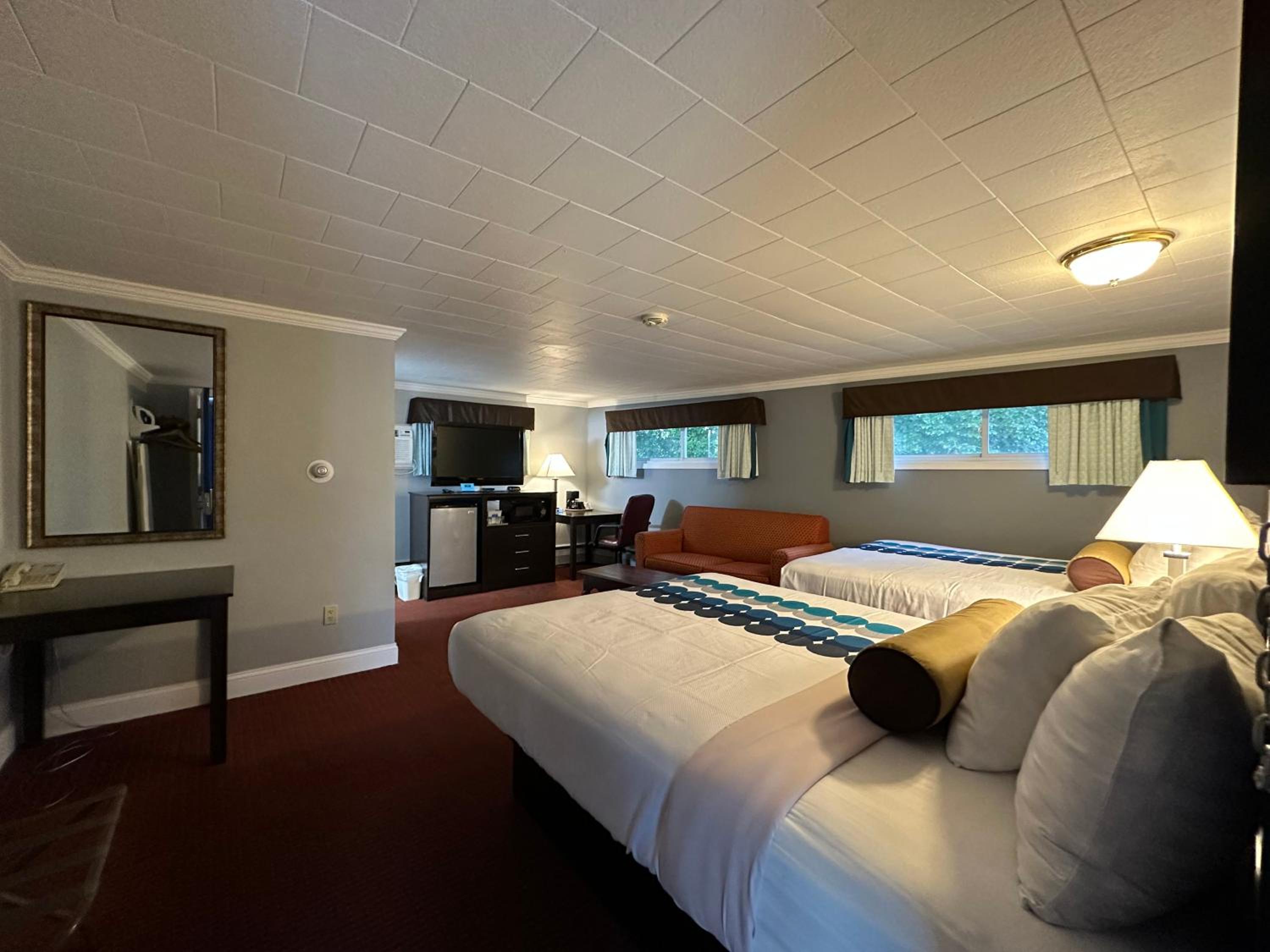 Queen Room with Two Queen Beds - Photo 7