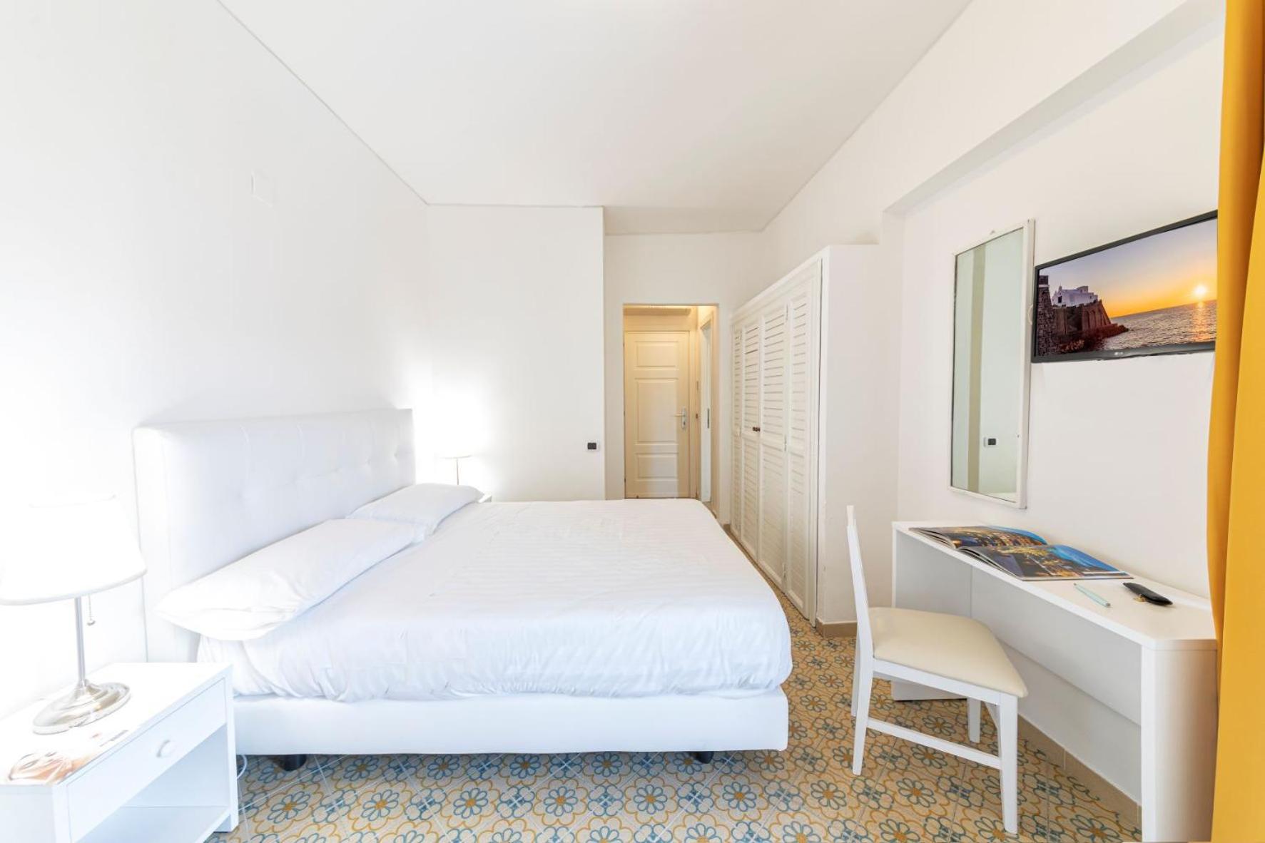 Double Room with Balcony - Photo 6
