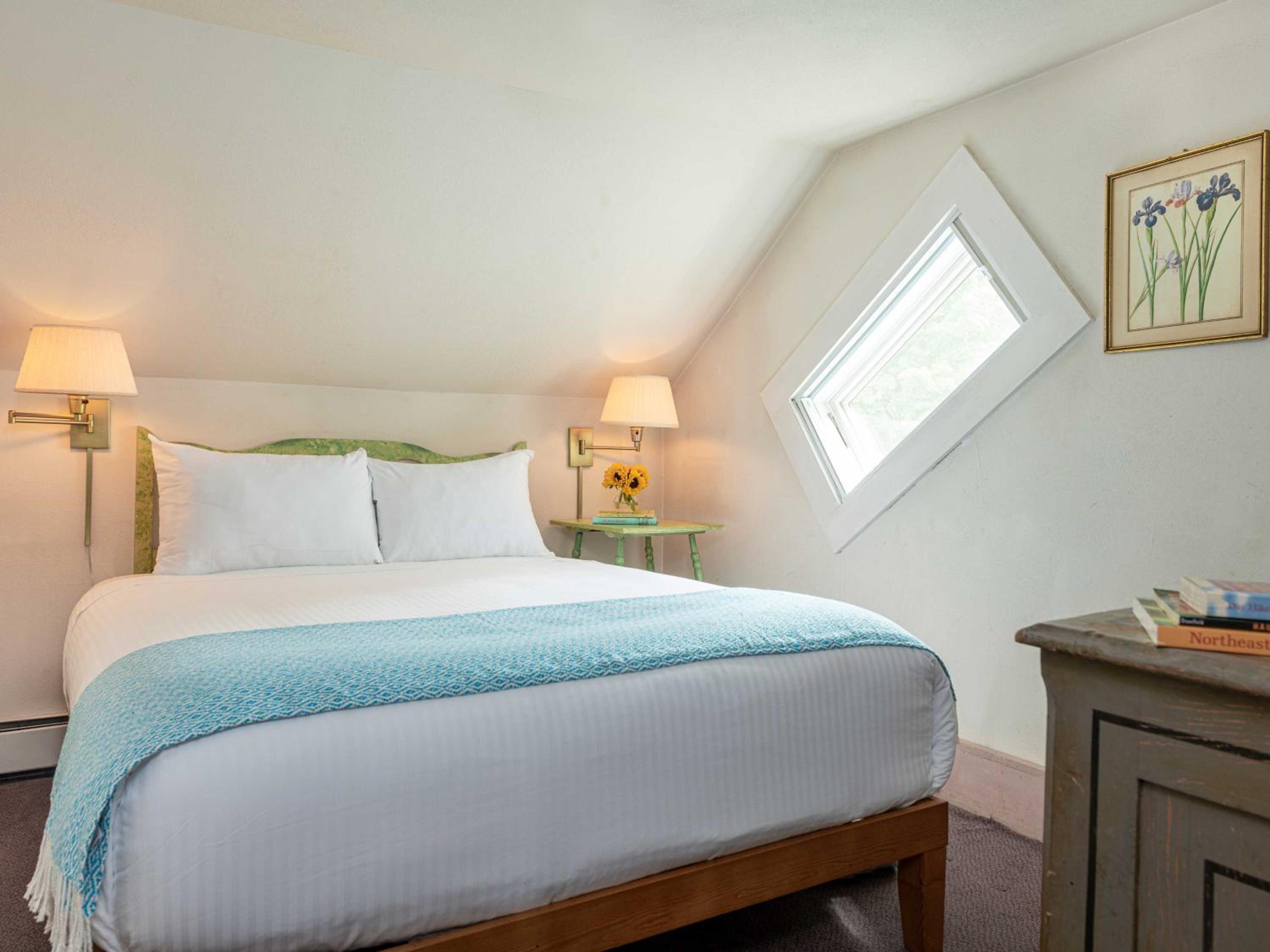 Queen Room with Shared Bathroom photo 1