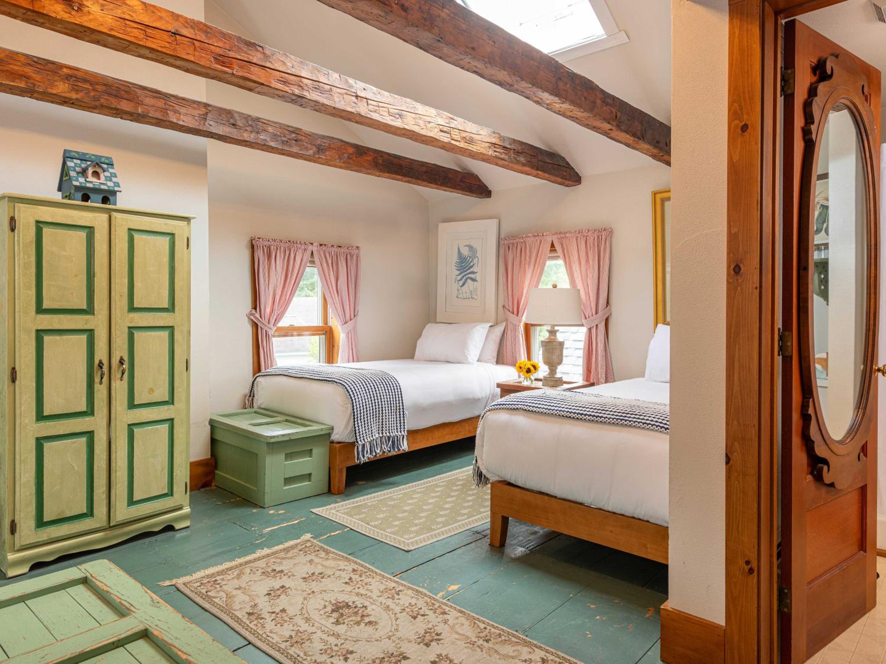 Deluxe King Suite photo 2