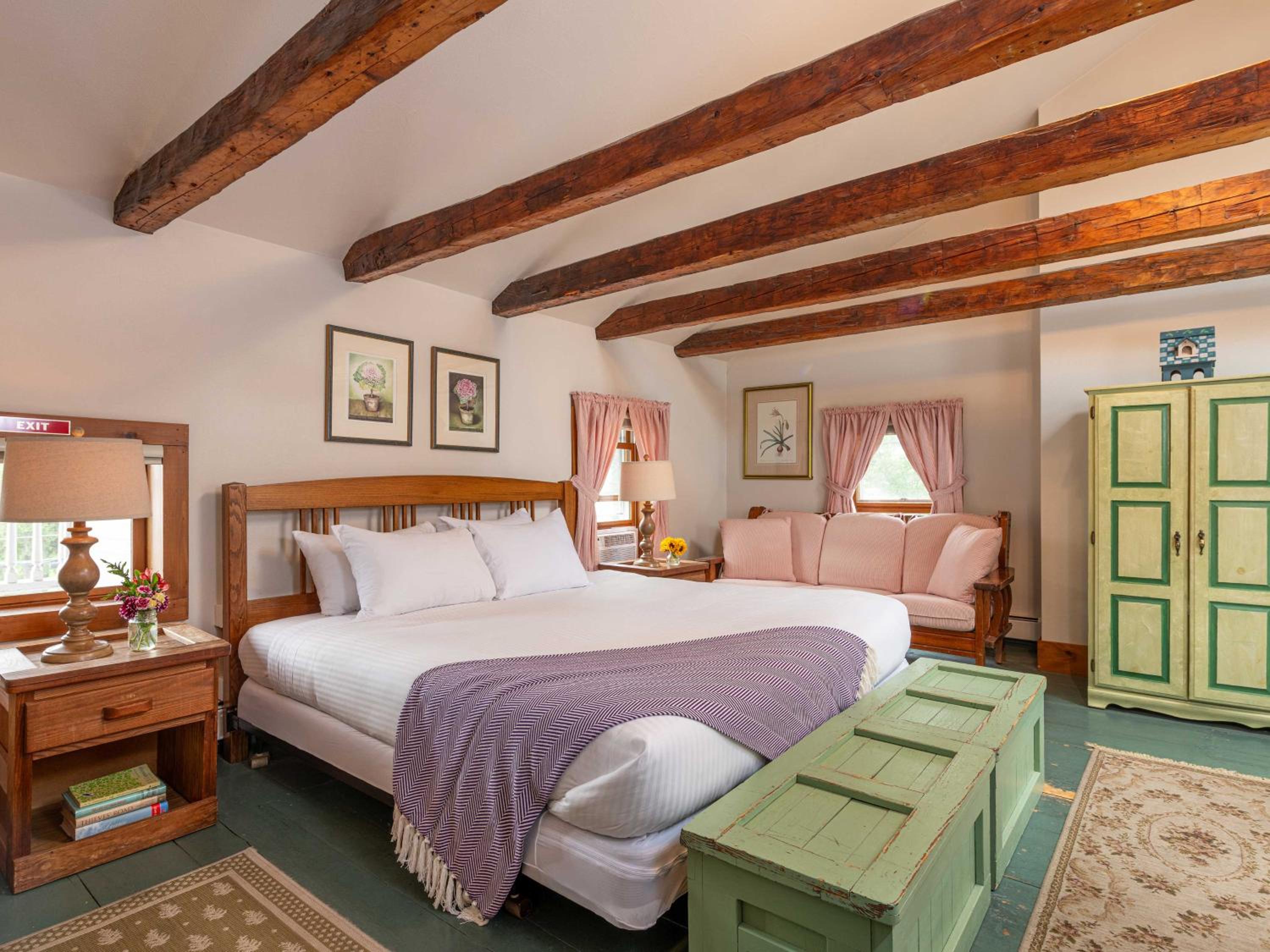 Deluxe King Suite photo 1