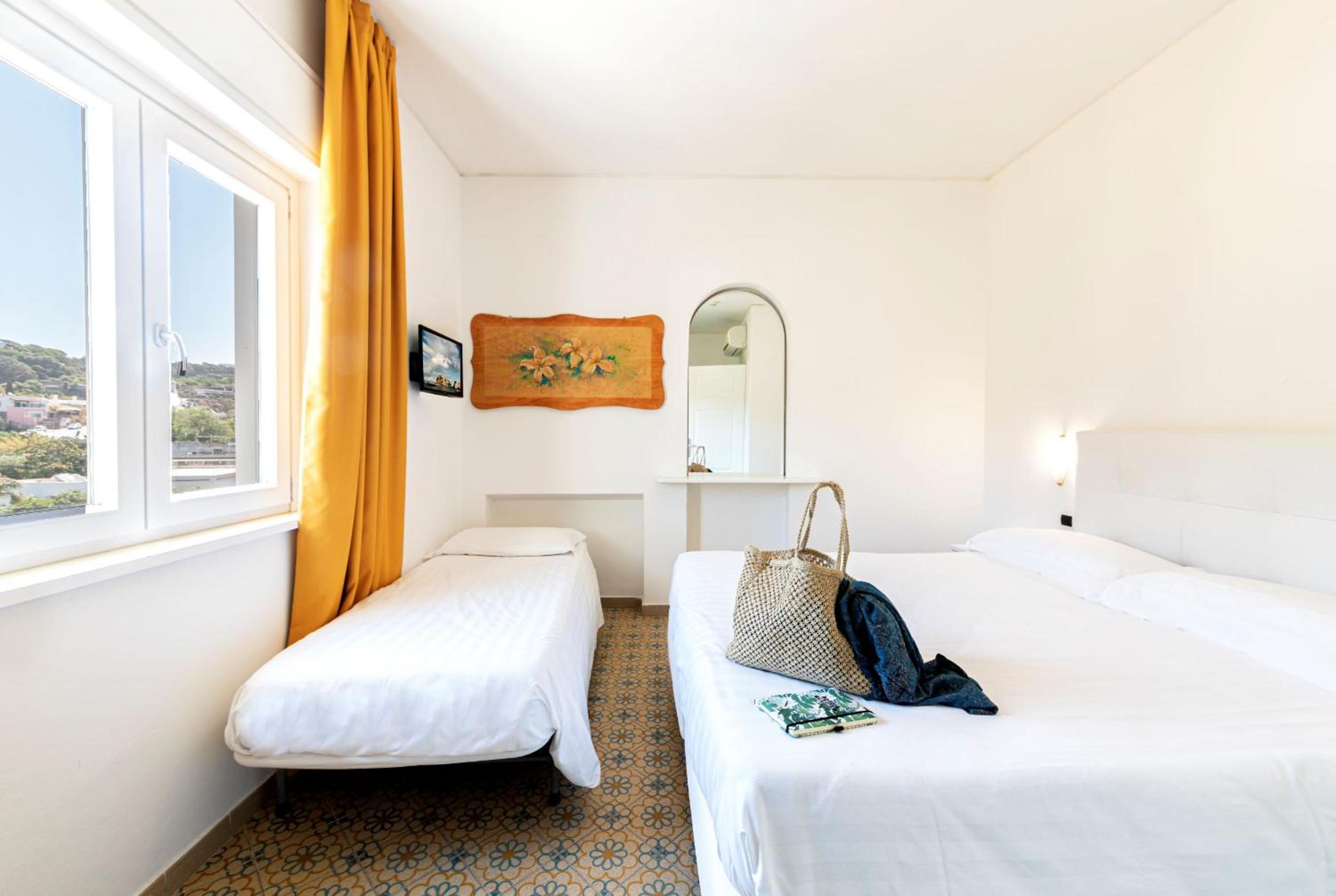 Economy Triple Room - Photo 2