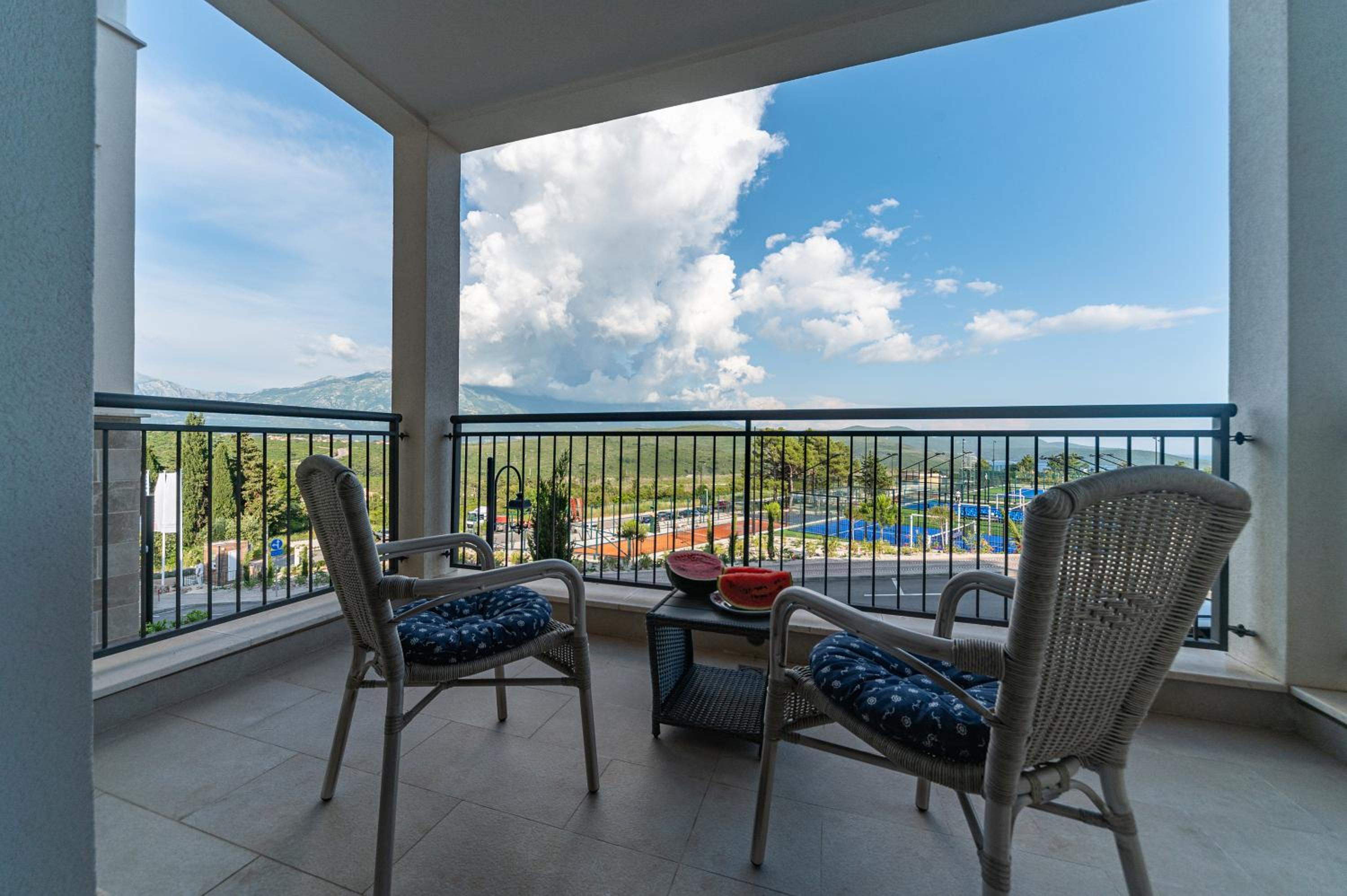 Apartment with Mountain View photo 2