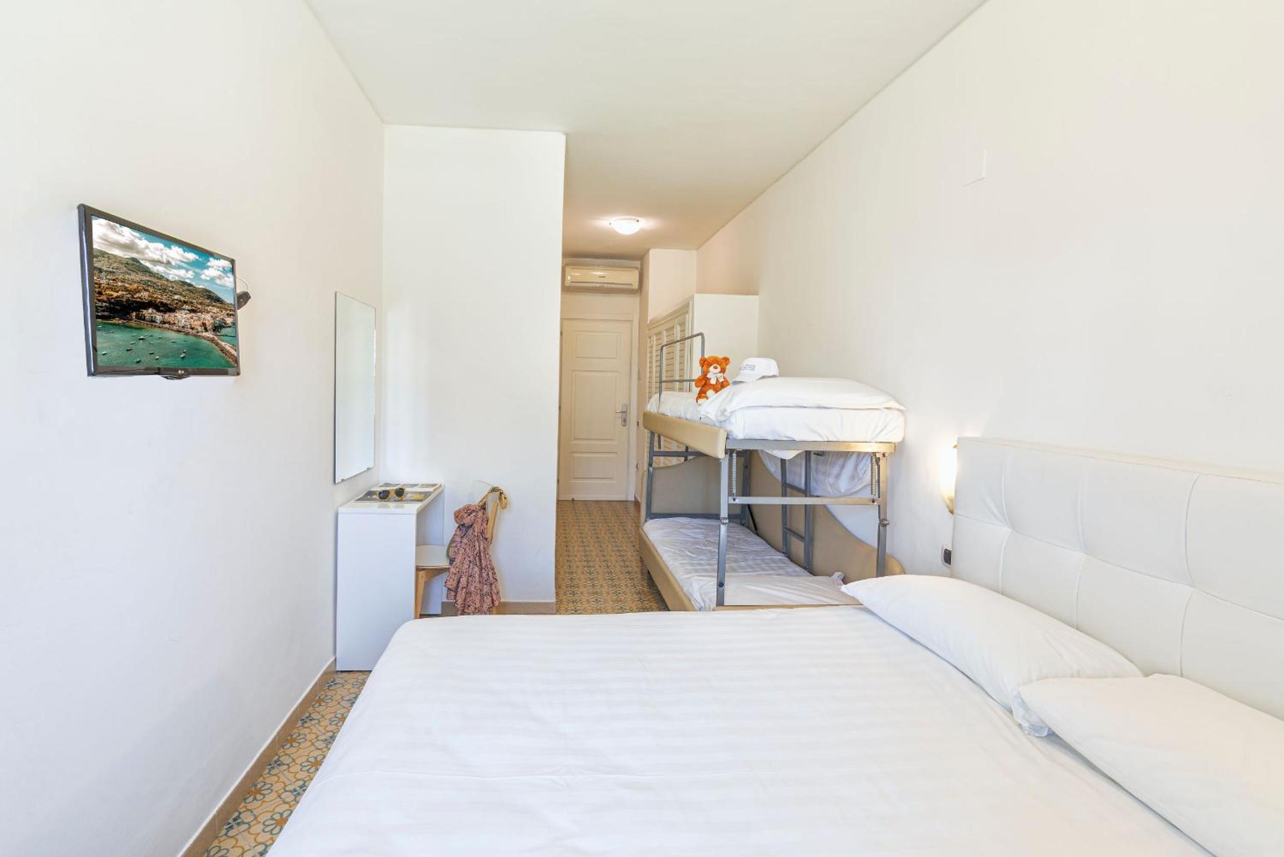 Economy Quadruple Room - Photo 1