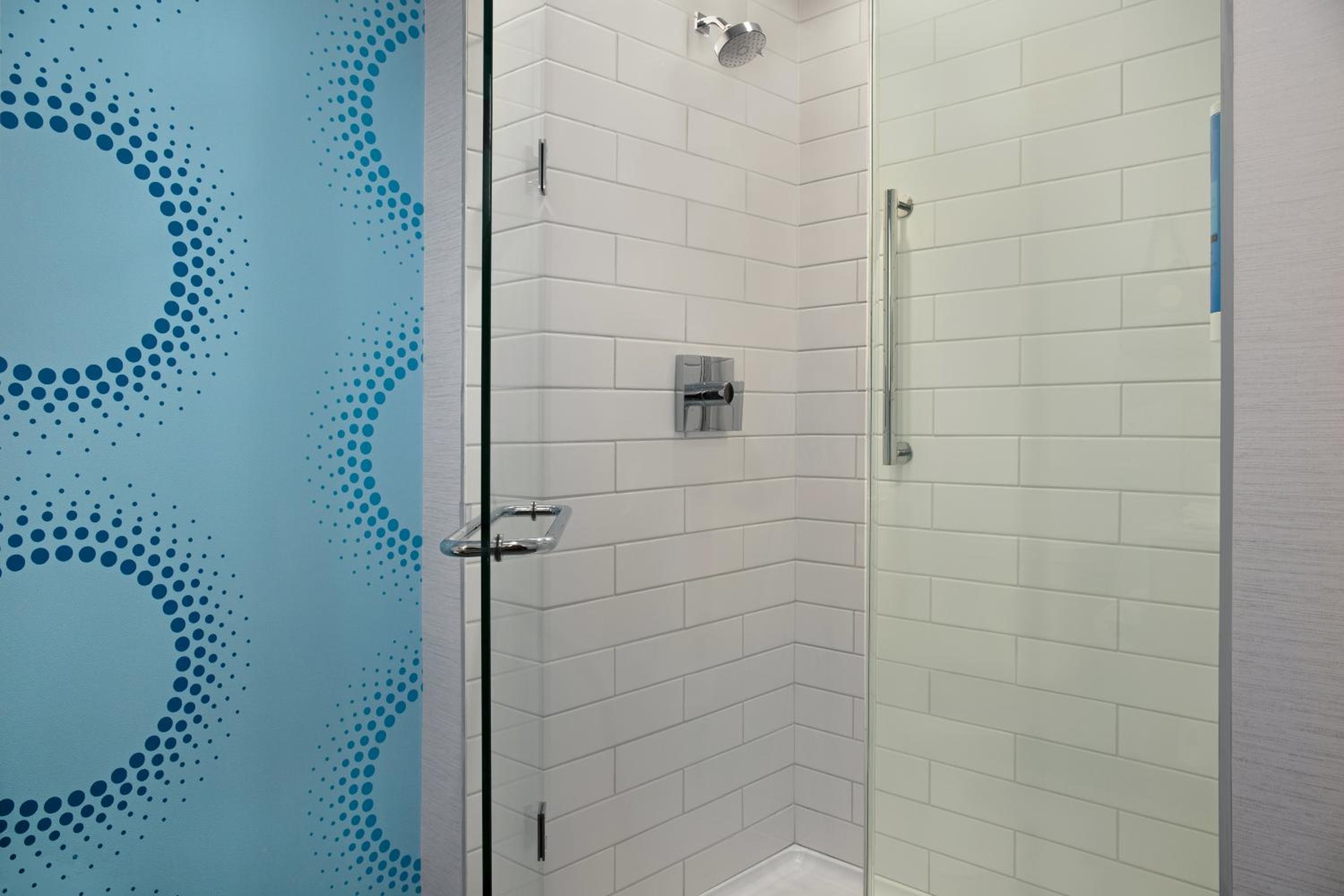 King Room with Walk-In Shower thumbnail 6