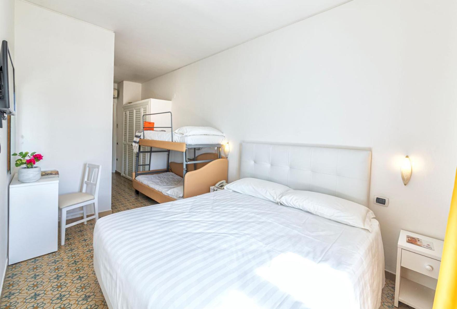 Economy Quadruple Room - Photo 4