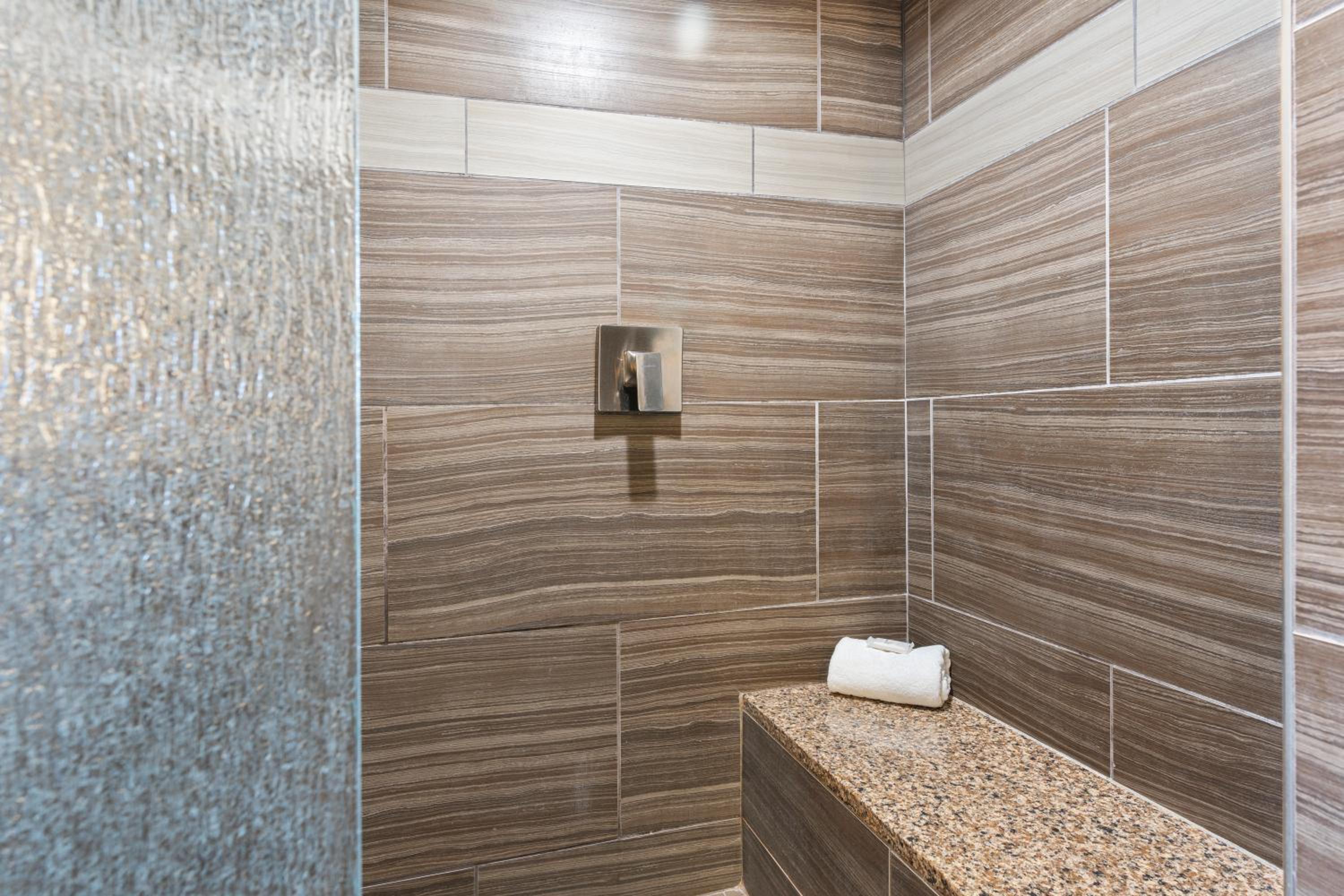 One-Bedroom Suite - Photo 6