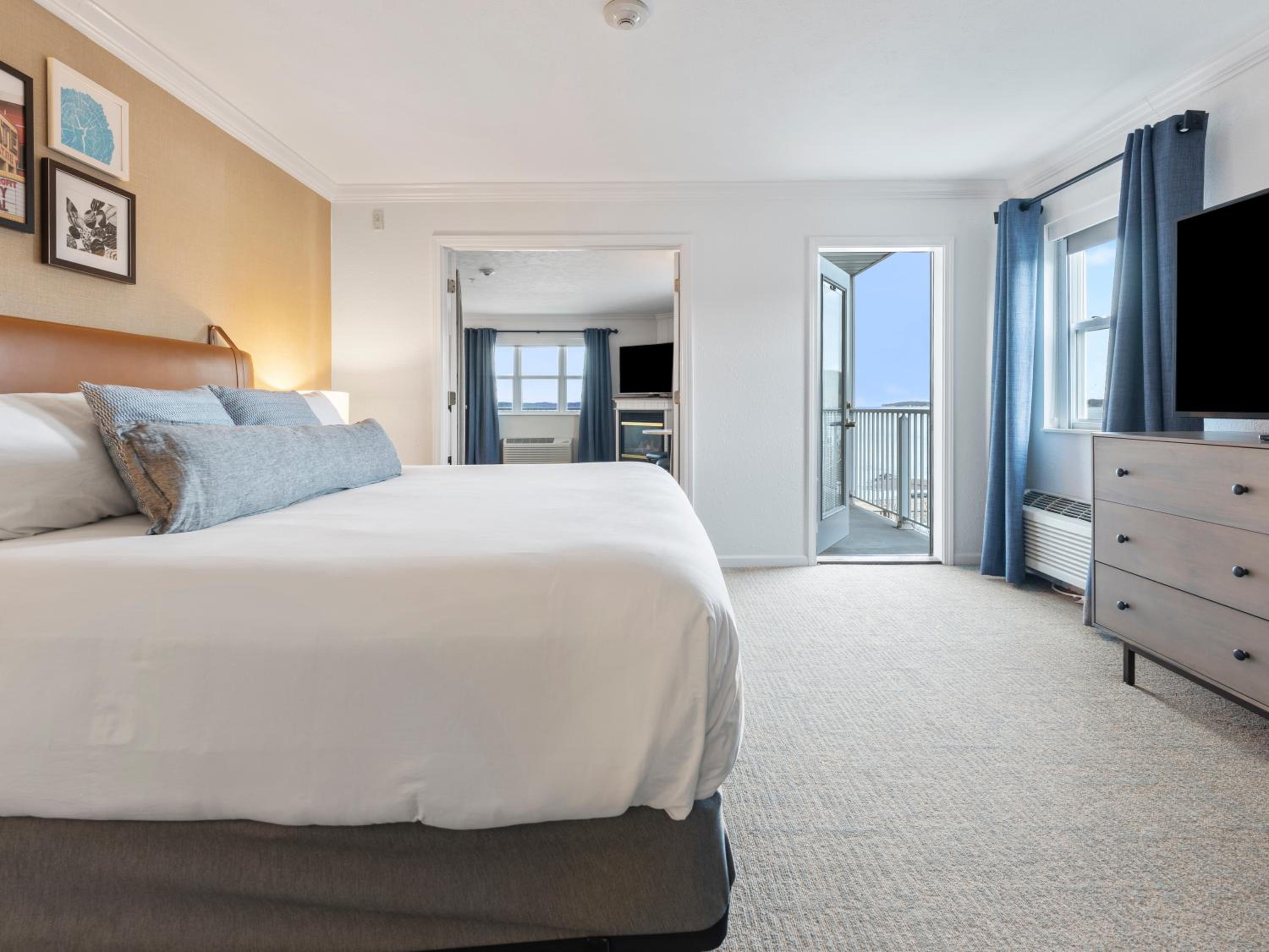 King Suite with Hot Tub - Photo 1