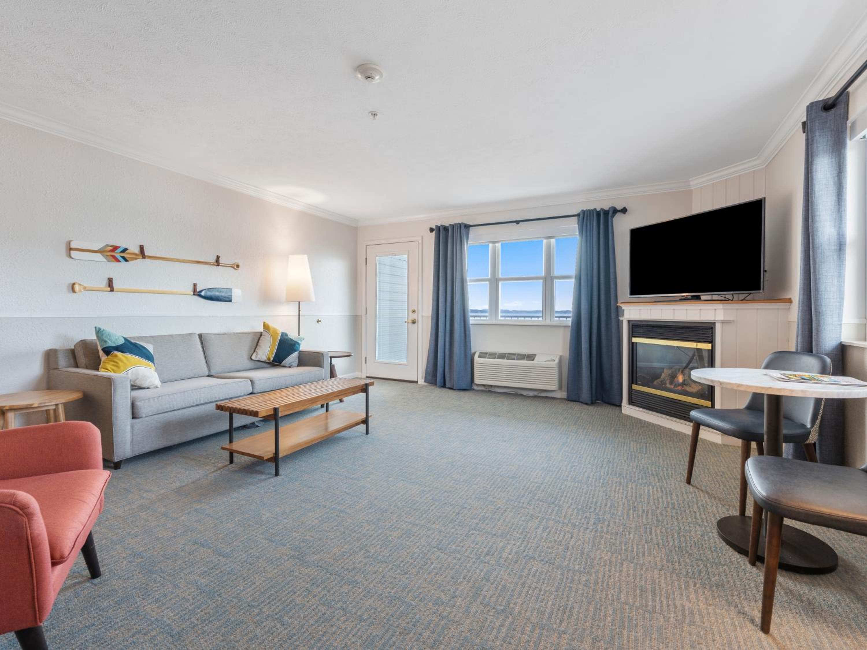 King Suite with Hot Tub - Photo 4