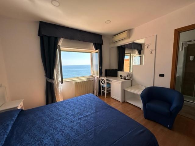 Double or Twin Room with Sea View photo 1